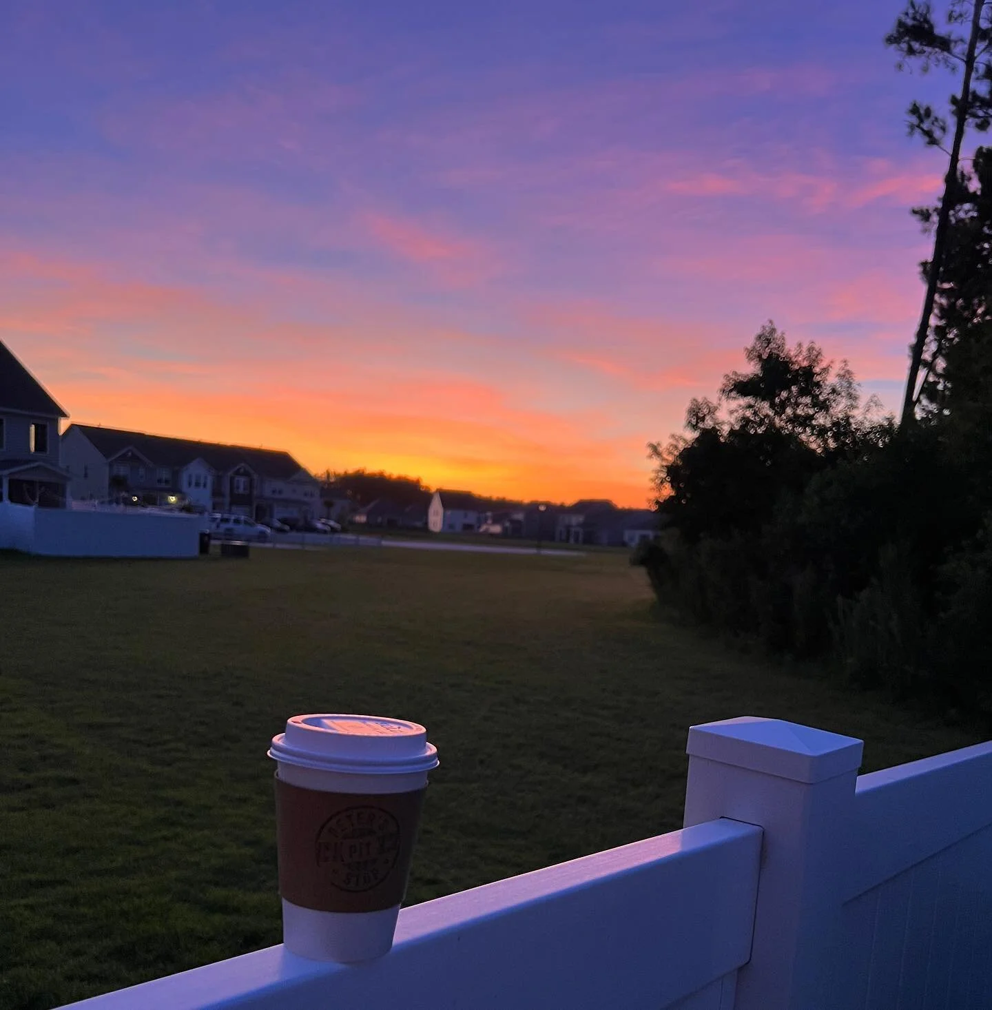 Happy Friday everyone! Another beautiful sunrise to view while enjoying your coffee. Stop by Peter&rsquo;s Pit Stop today, we have delicious coffee ready for you. See you soon! #PetersPitStop
#Meridianatlakesofcanebay
#Canebayplantation
#icecoffee
#h