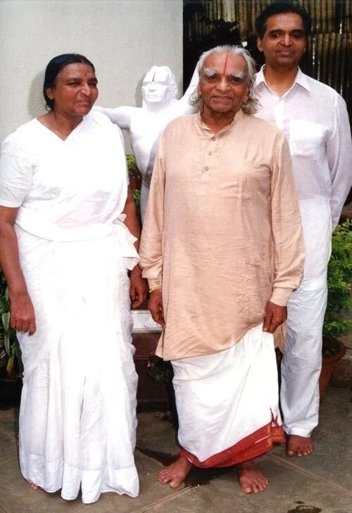 BKS Iyengar standing with Geeta Iyengar and Prashant Iyengar