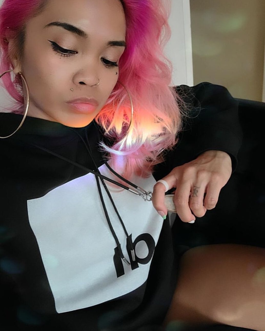 Life is so much more peaceful, when you surround yourself with good people. 

@missesg.fit.six 
_____________________________________
#goodpeople #positivity #encouragement #strength #energy #vibes #focusonthepresent #pinkhair #cheatcode #hoodie #whi