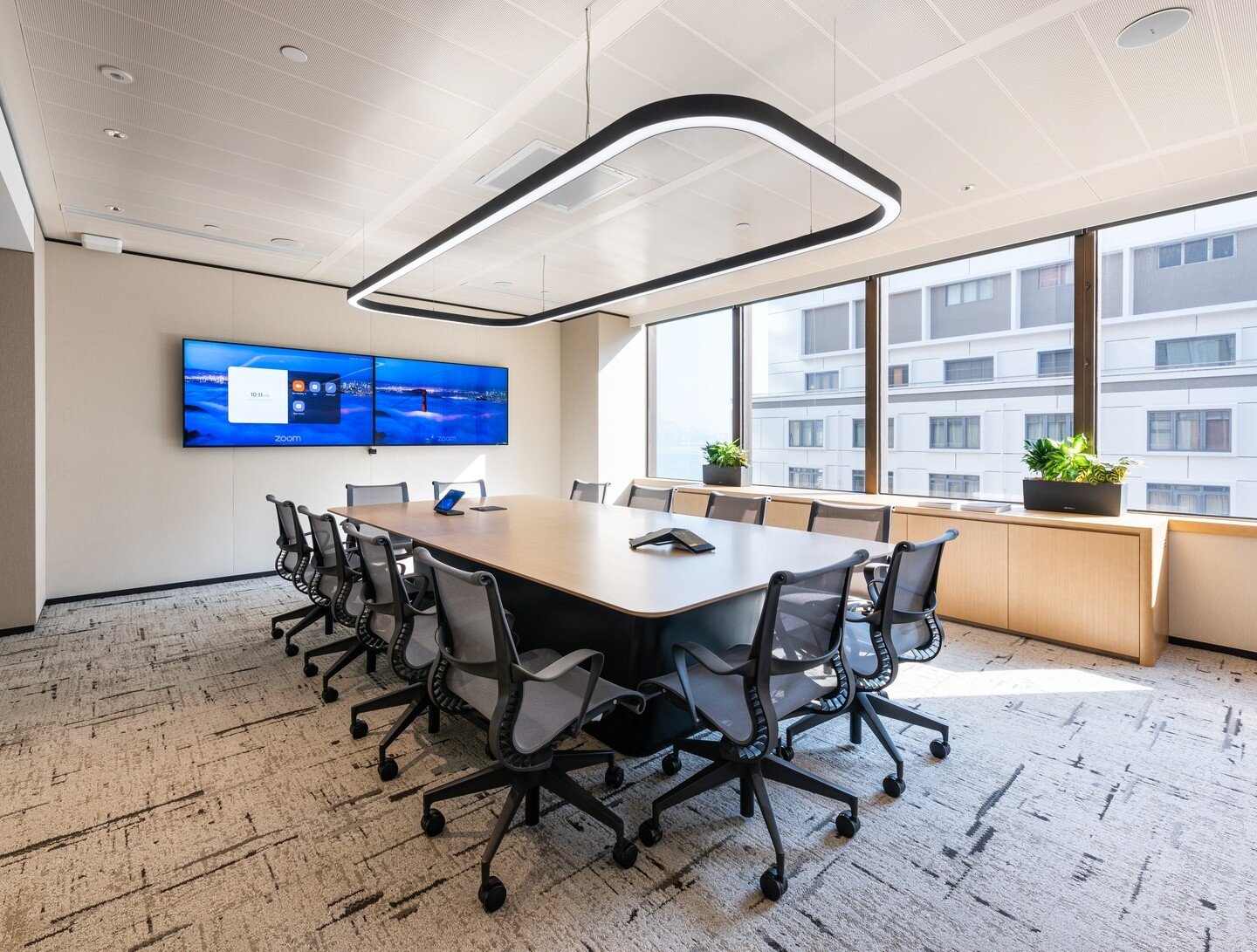 These are some of the smaller meeting rooms that we have designed. If space allows, additional seating can be added to the sides for further flexibility.​

Pictured:​
Family Office 
CBRE 
Grant Thornton
Eversheds