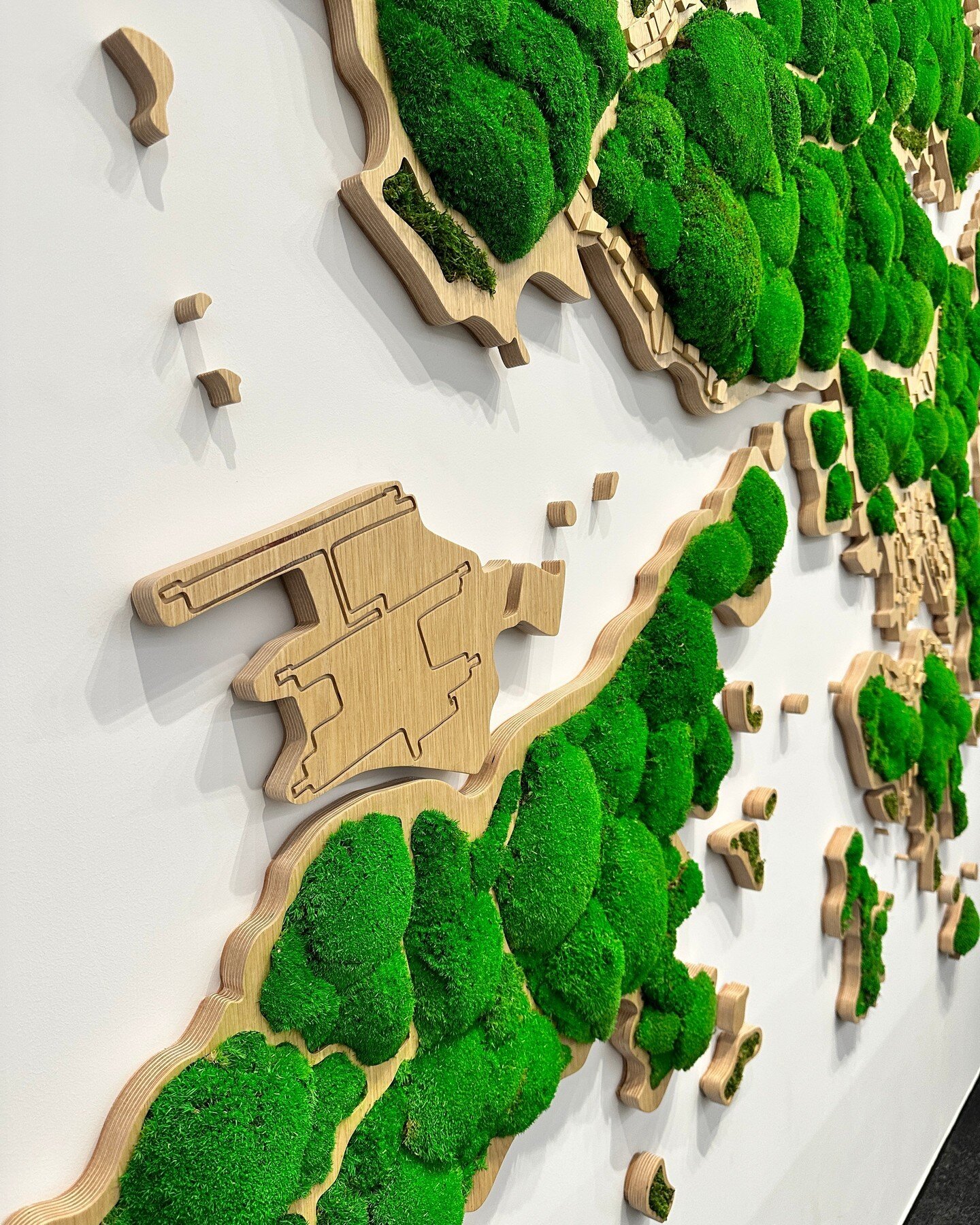 &lsquo;Biophilia&rsquo; refers to our natural attraction towards nature. Here are some ways we have incorporated biophilia into our office designs, as a reminder of the calmness nature can bring us:
- Wall map with green elements
- Nature-themed meet