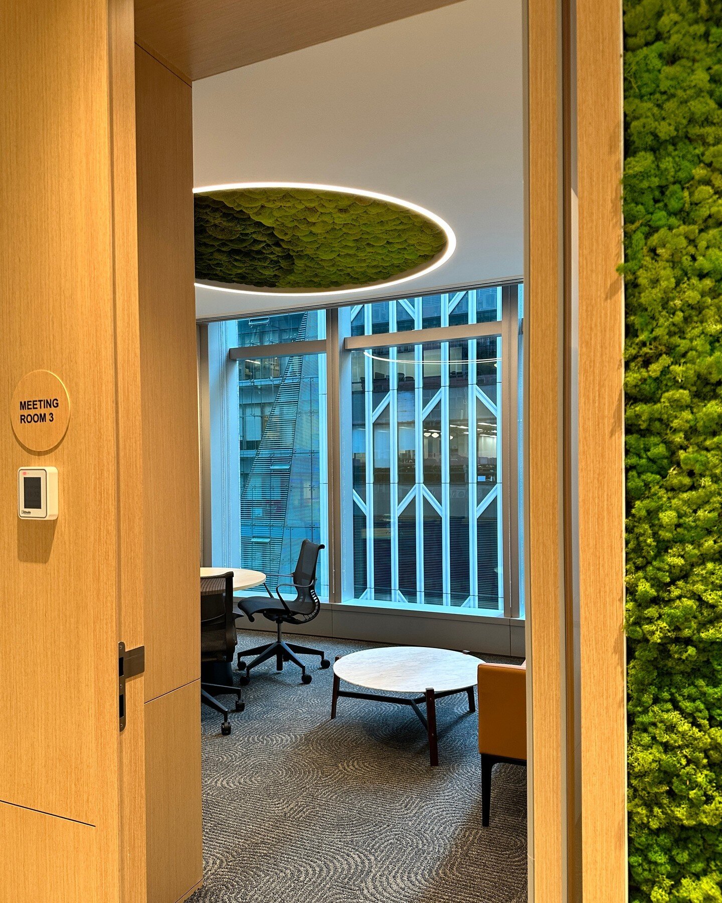 Having a green ceiling piece adds a unique touch to the workspace and brings the benefits of nature indoors. 🌿🌿 This is one of the meeting rooms in Bank of East Asia.