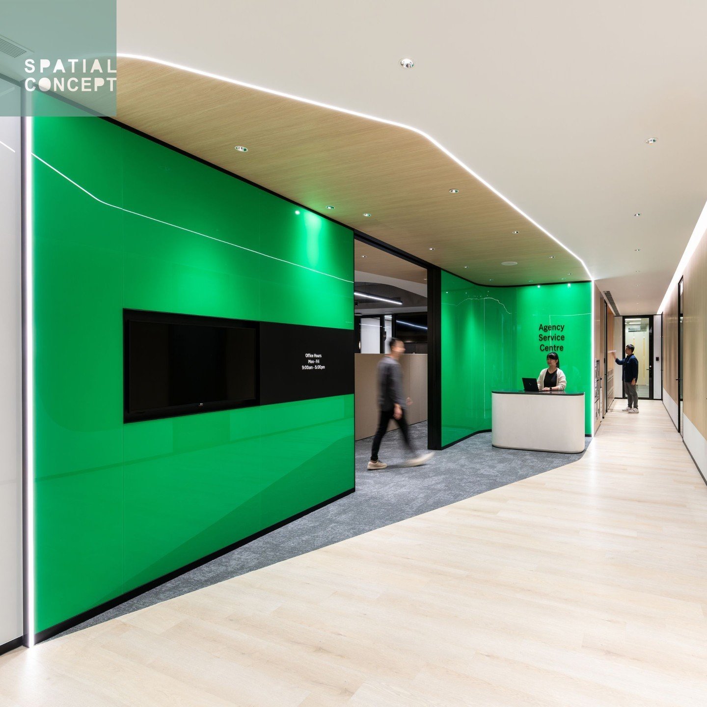 The Manulife Agency Service Centre, designed by Spatial Concept, promotes employee well-being and productivity. The futuristic, vibrant green reception area establishes a strong brand connection. Inside the centre, private booths for confidential con