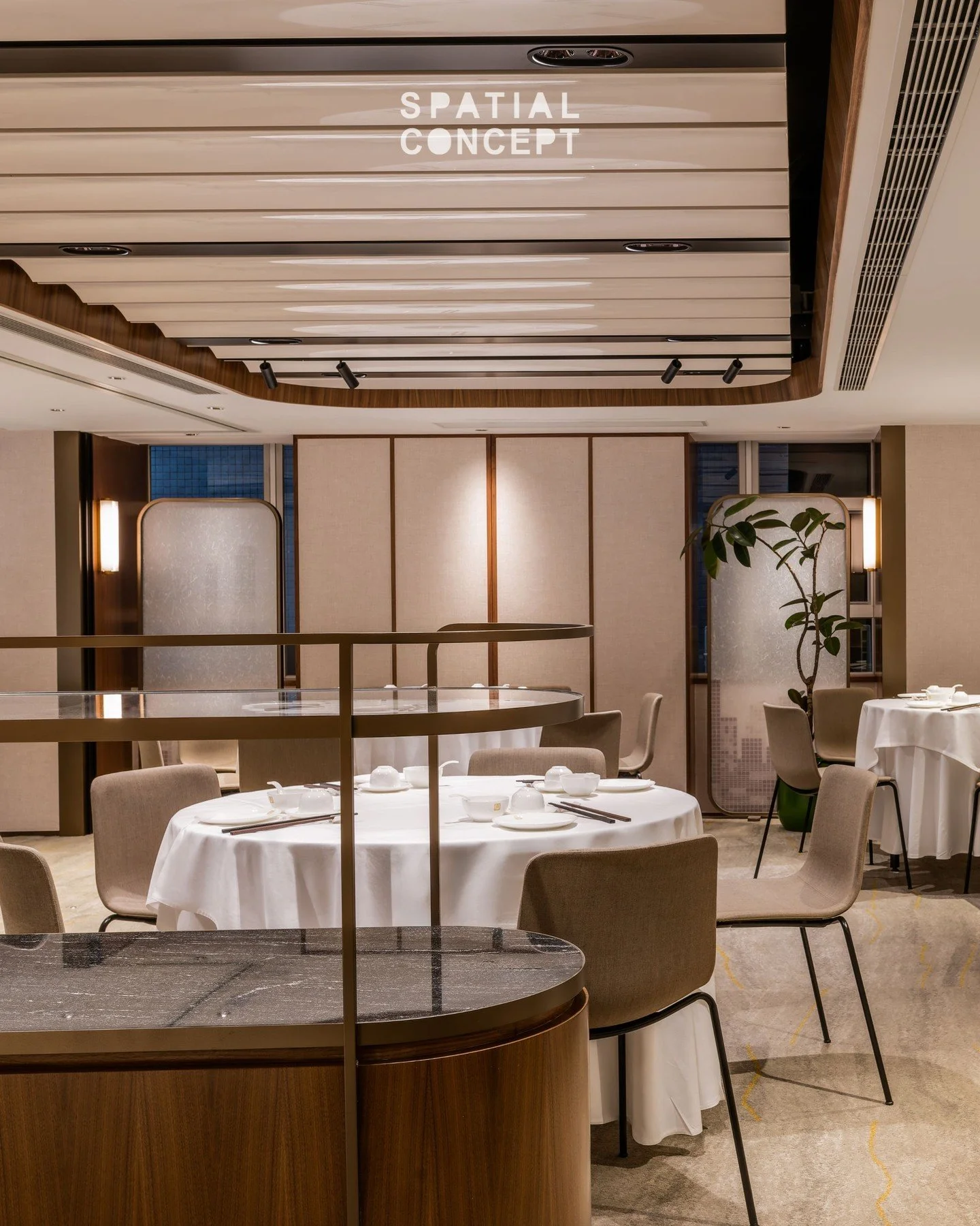 Overcoming Design Challenges

The low ceilings in the Banking Professionals Club presented a unique technical challenge. Our solution? A bespoke glossy ceiling finish that enhances acoustics while creating the illusion of greater height.

This design