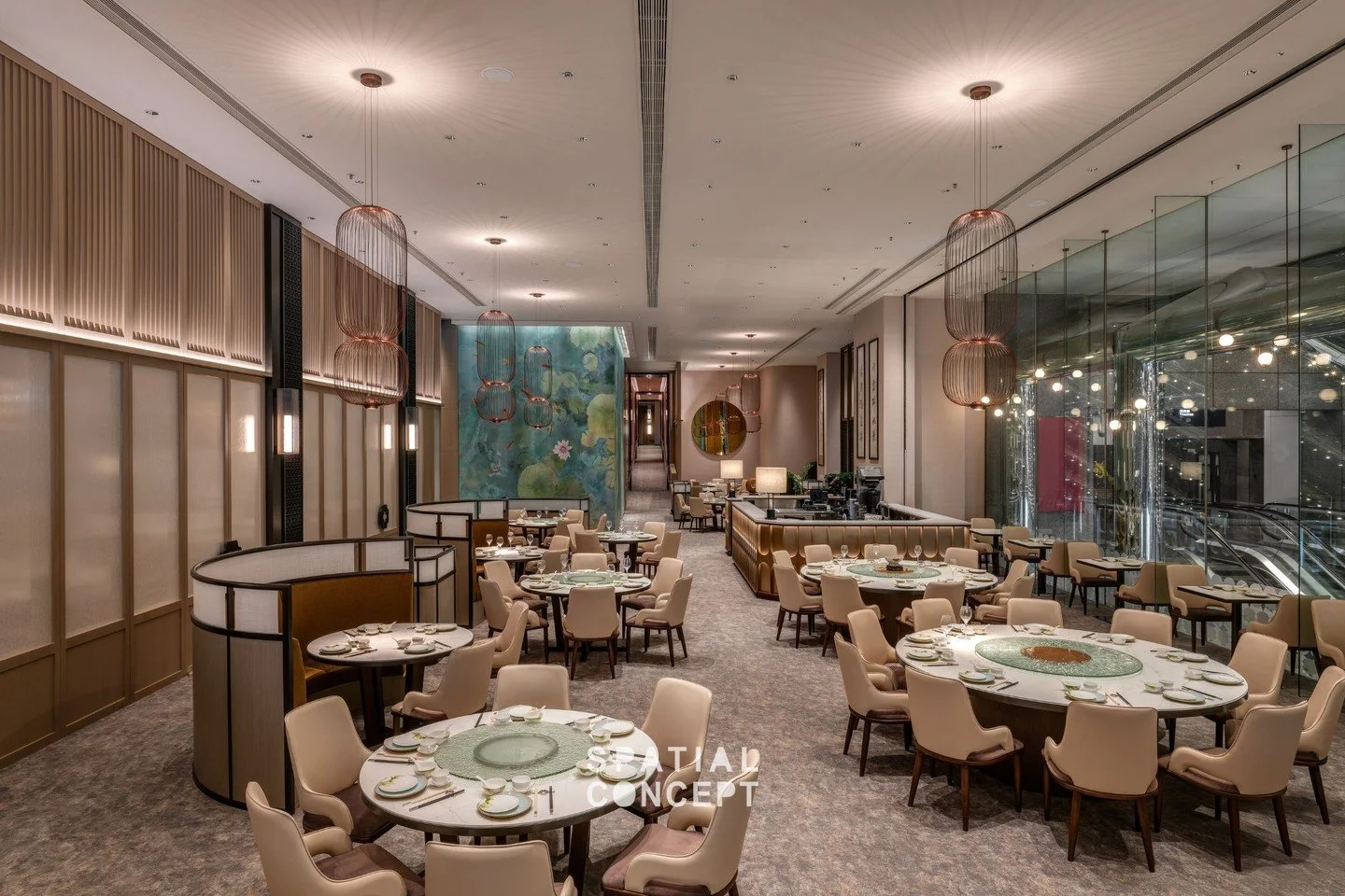 Within fixed licensing parameters (rooms and doors retained; bar footprint unchanged), we optimised The Atrium for lunch and dinner service patterns. A balanced mix of loose tables, banquet seating and four-top tables, create micro-zones without visu