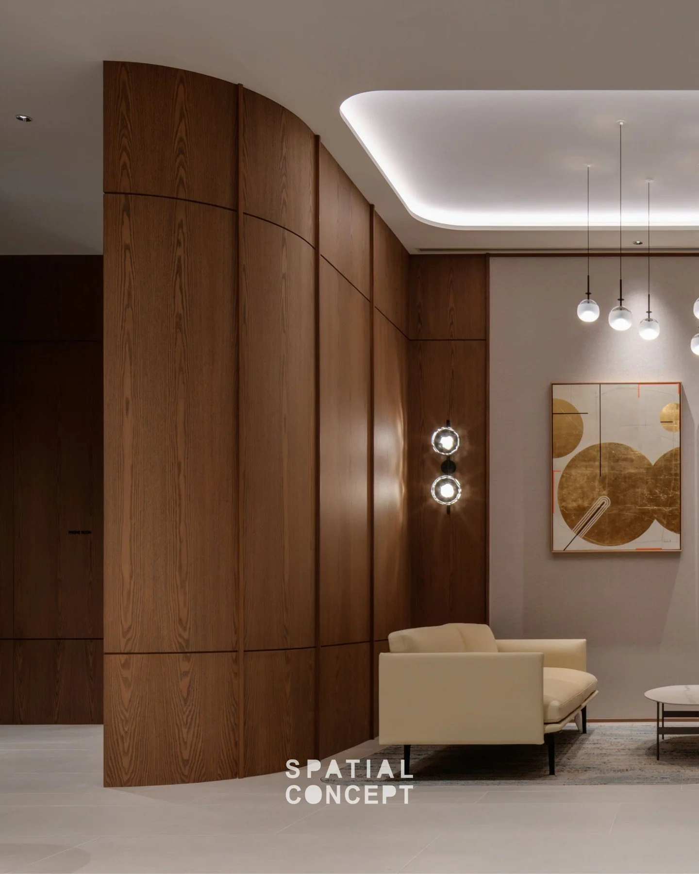 For law firm Akin Gump, our design sets a calm and elevated tone through natural materiality and bespoke detailing: timber panels, travertine stone, custom‑designed acoustic walls and carefully layered decorative lighting. Subtle accents and patterni