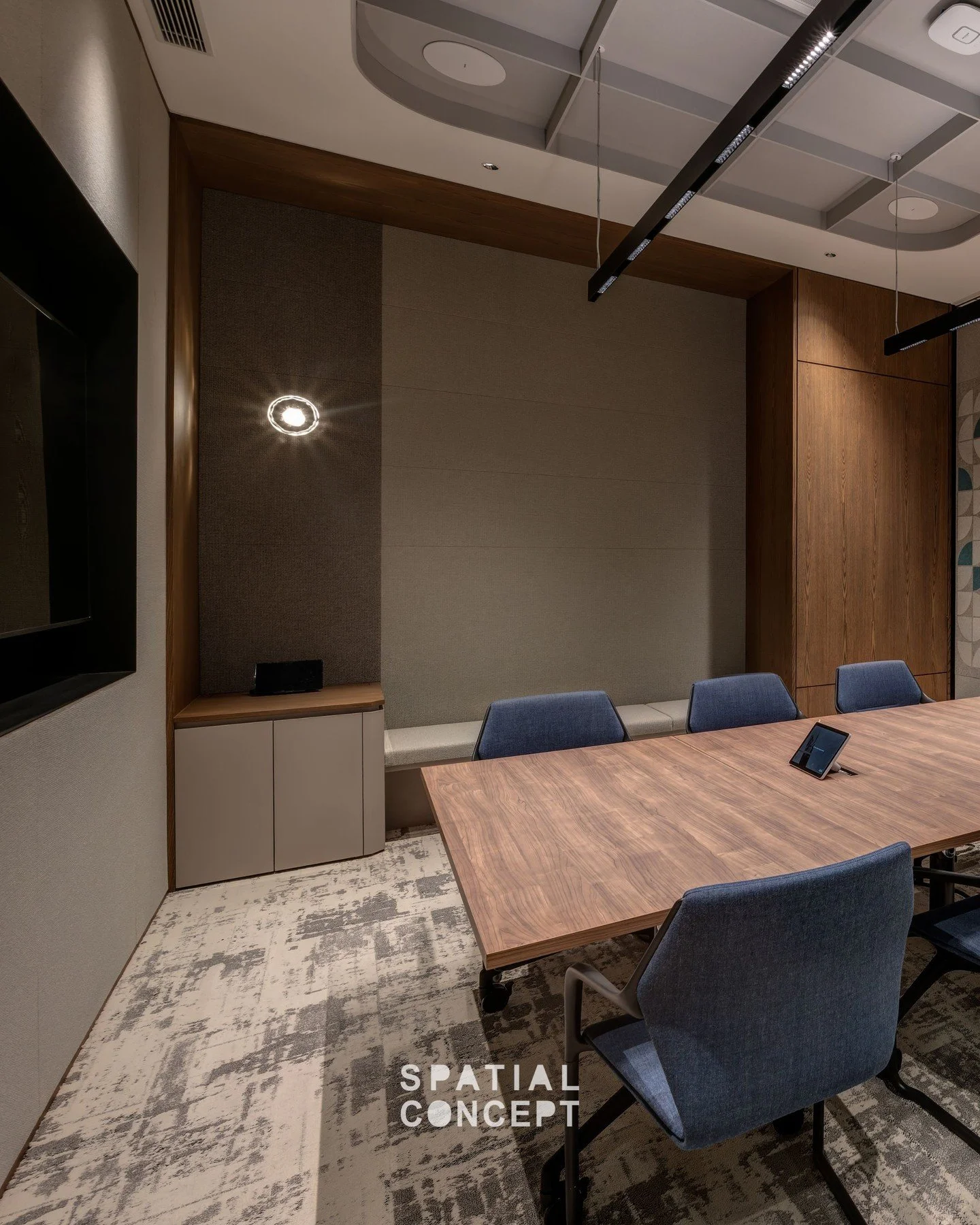 Akin Gump | From confidential discussions to town‑hall meetings, the meeting rooms balances comfort, clarity and privacy. Operable walls open up the 10‑person meeting room into a larger event venue. Acoustic panels keep conversations contained, and f