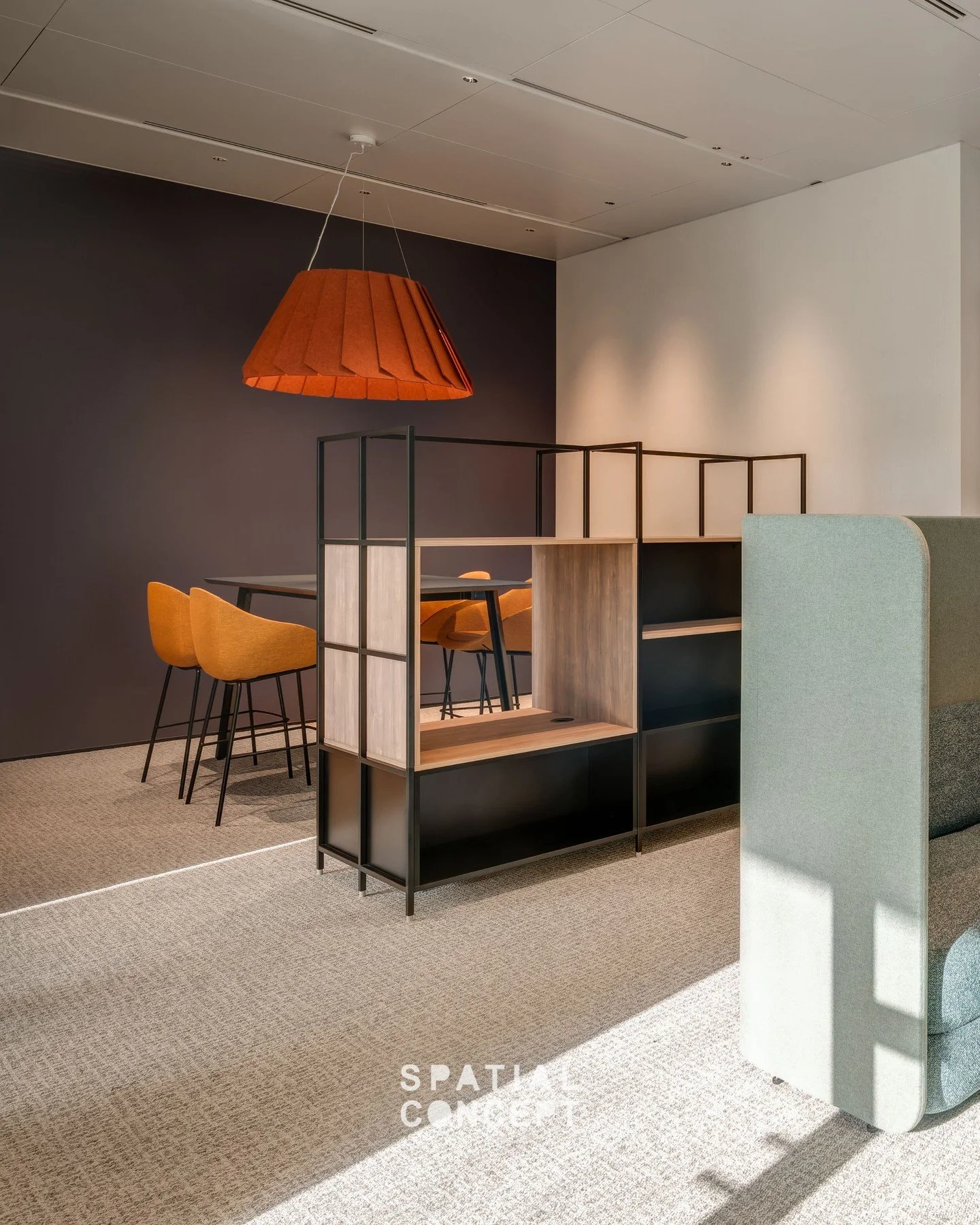 Wellbeing and focus sit at the heart of the workfloor of Akin Gump. Height‑adjustable workstations, private meeting pods and clearly defined quiet and collaborative zones support every task mode. Enclosed single and double offices feature full‑height