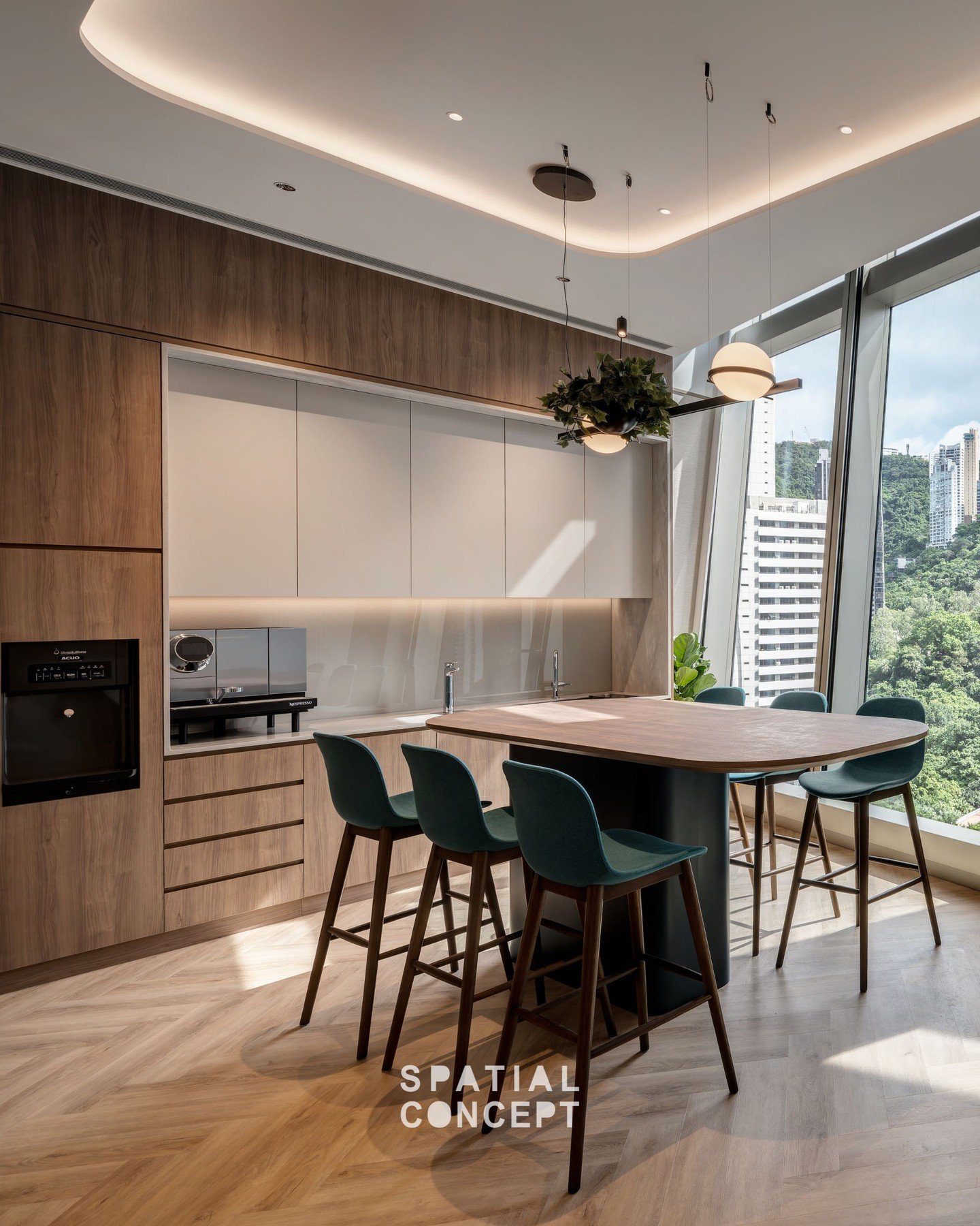 People first: a dedicated wellness room offers a quiet retreat for personal needs at Akin Gump. The calming pantry&mdash;framed by park views&mdash;creates a relaxed setting for lunch and coffee breaks, and doubles as an informal collaboration space 