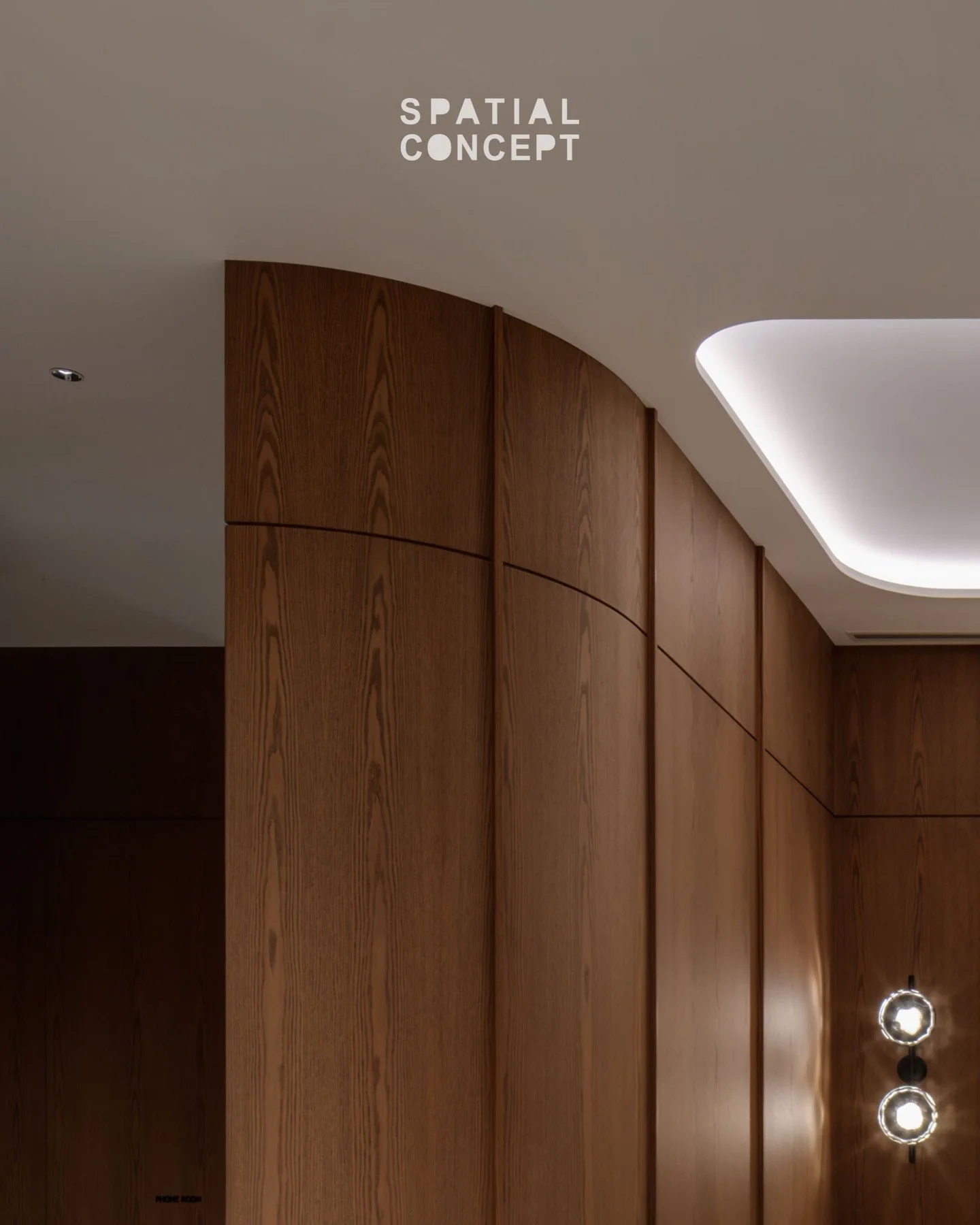 Curved motifs across walls and ceilings offer subtle wayfinding and a calmer spatial rhythm. By continuing the geometry overhead, we guide movement, diffuse hard junctions and improve visual comfort, supporting agile circulation without signage-heavy