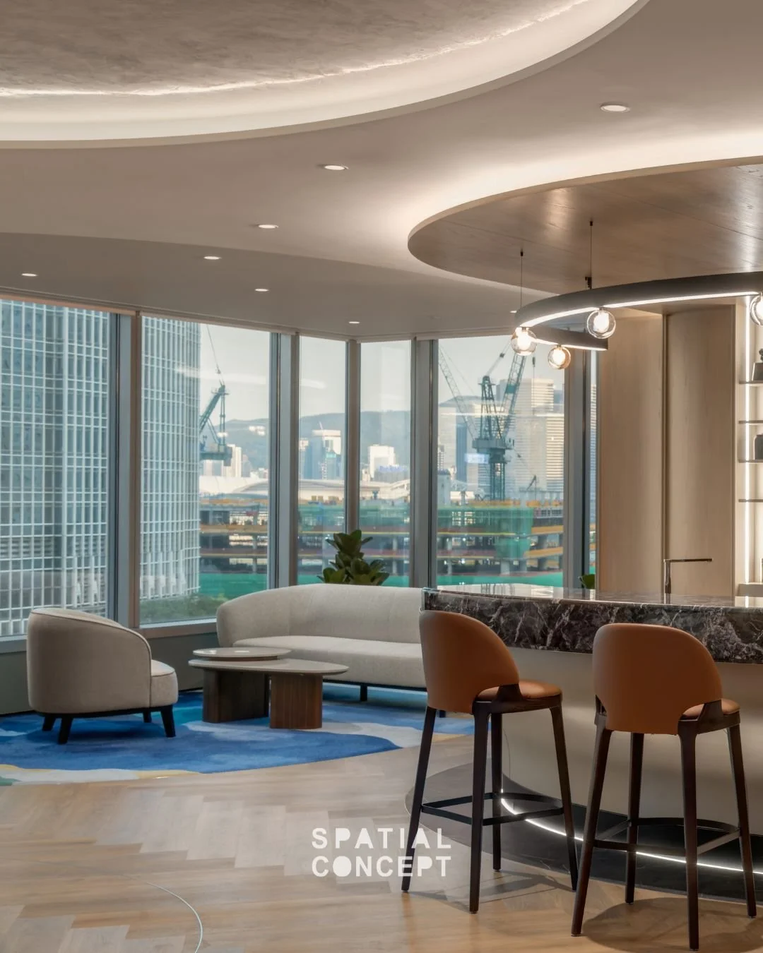 At @stancharthk Kong One IFC Wealth Management Centre, the tea bar island brings a hotel‑calibre ritual to finance. A marble counter with metallic accents and a subtle, flush floor light sets a refined stage for in‑house tea service, while rich timbe