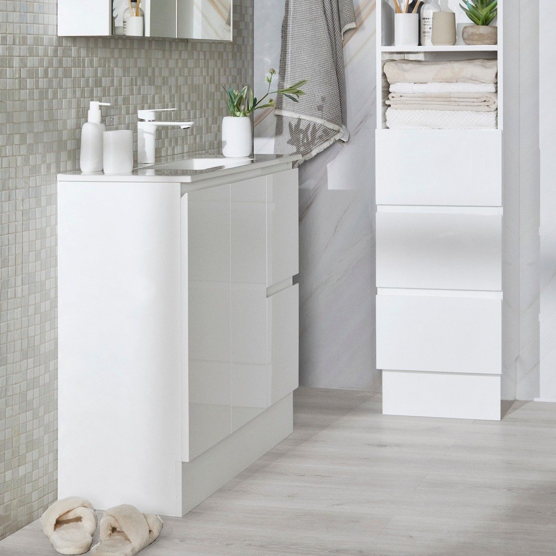 The Narro Vanity is 20% skinnier at 370mm deep and designed for compact bathrooms! Available only at @bunnings ⭐️

#compactbathroom #smallbathroom #bathroomreno