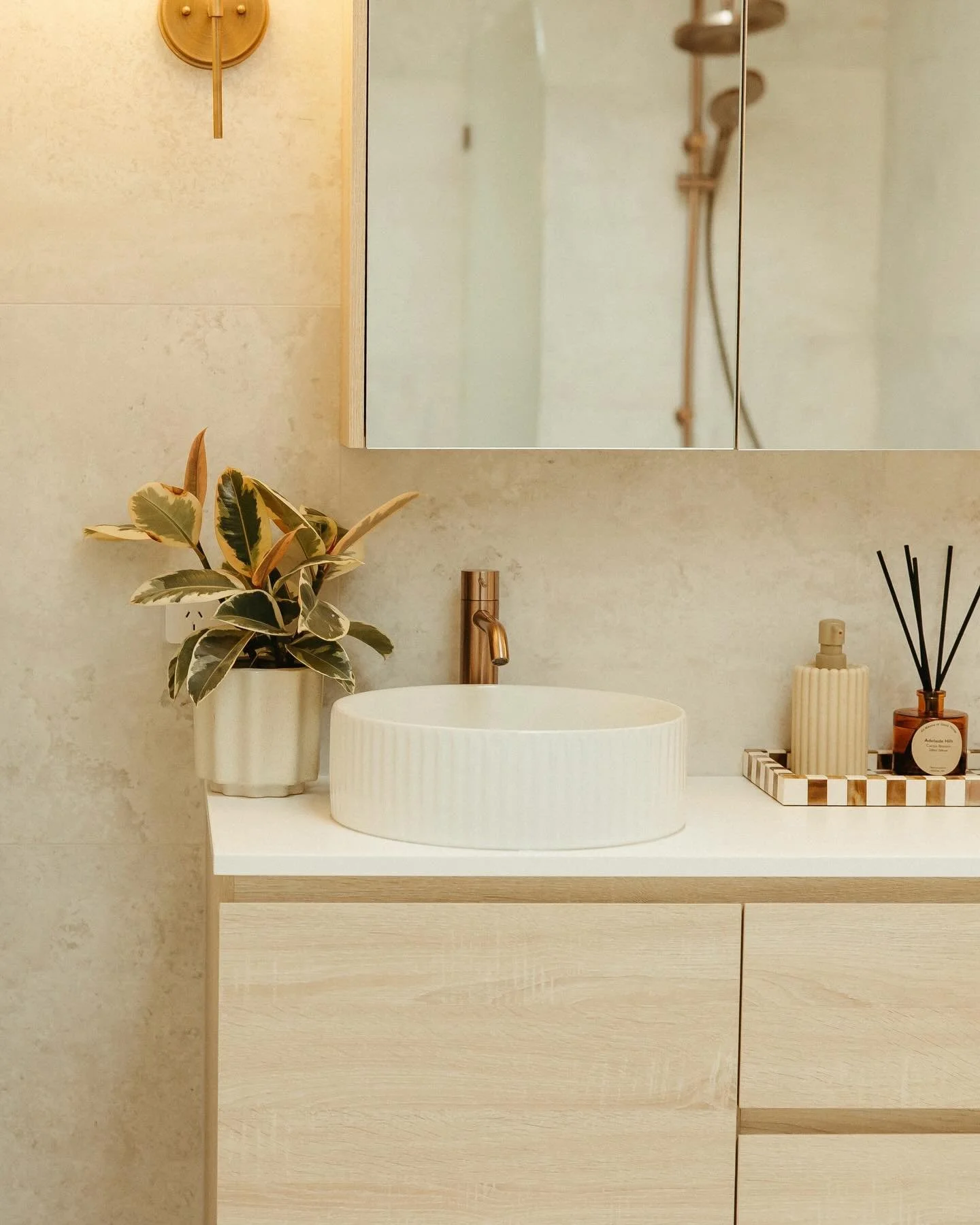 Still dreaming about these stunning bathroom transformations from 2025 🫧🫶🏼

Let us know your fav below&hellip;

Spaces by
&bull; Slide 1 &amp; 3 - @lisaandyau 
&bull; Slides 2 &amp; 4 - @our.neutral.abode 
&bull; Slide 5 - @three.to.hold