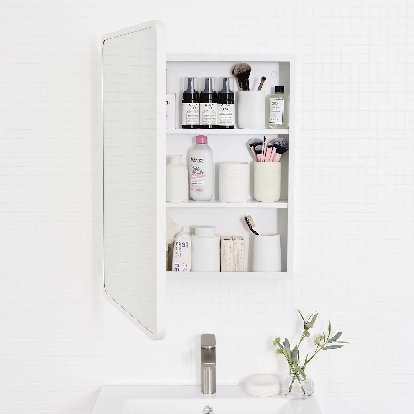 Metallo_12 White SetUp Front Open Props p.jpg