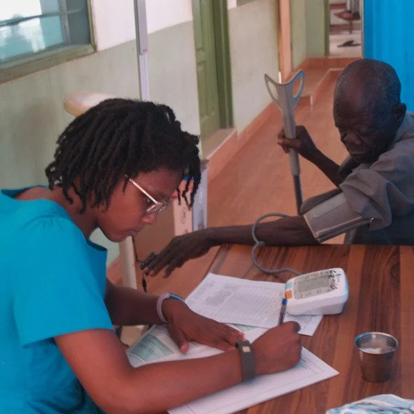 Ghana Doctor volunteering with GAFV