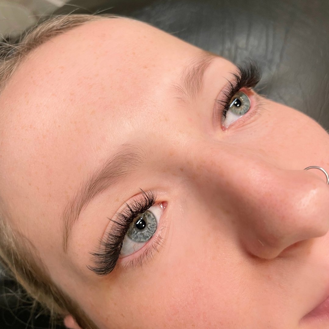 What are WISPY lashes ? 🤷🏽&zwj;♀️ 

Wispy is a style of lashes that can be done with all of our sets (classic, wet lash, volume/mega). Wispy means that the top line of the lashes isn&rsquo;t uniform and there are some longer ones strategically scat