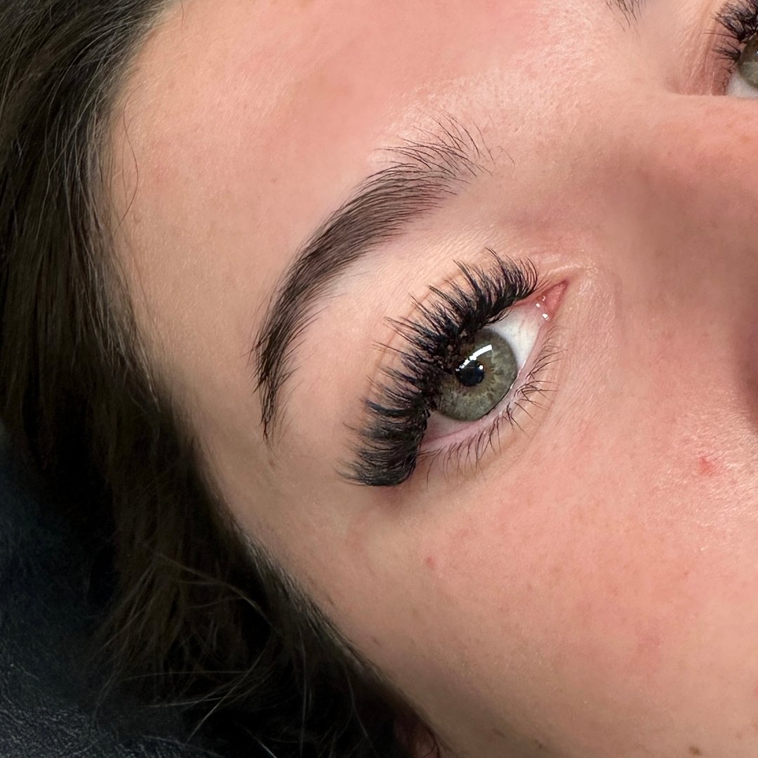 Did you know that volume and mega volume lashes weigh as little as a classic lash 😮 
Yep ! They are made of super thin lightweight fibres so your natural will remain healthy and strong 

Book in your next set or infill ⤵️ 
www.compulsivelashesboutiq
