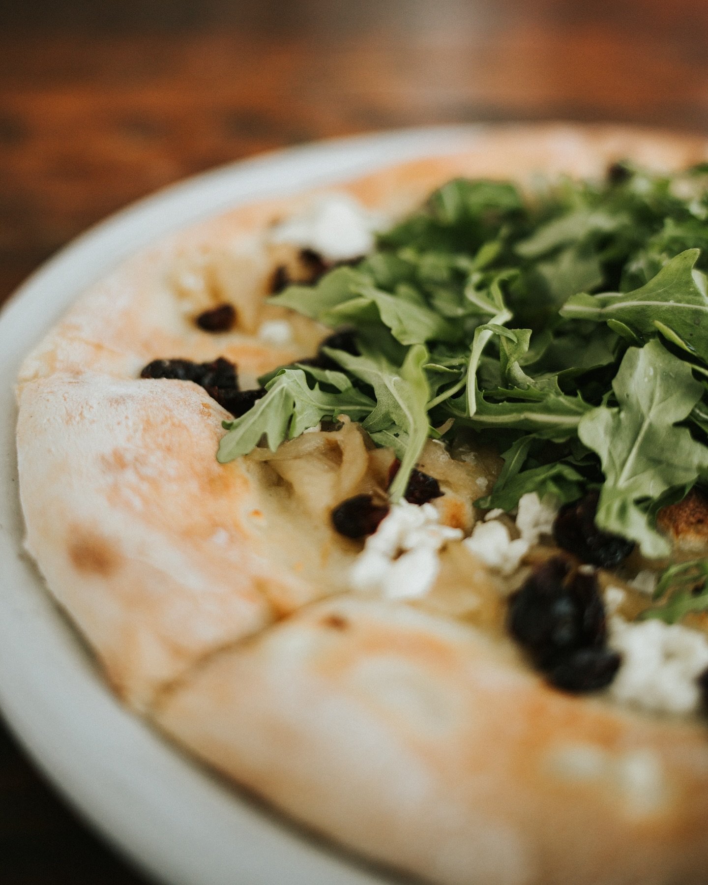 We can&rsquo;t wait to sink our teeth into a slice of @marnospizza delicious  Arugula Flatbread! 

This pizza is fresh, light and perfect for summer! (We suggest pairing with a wine slush of course)

📸 @lewkophotography 

 #lakecountrywinery #lakeco