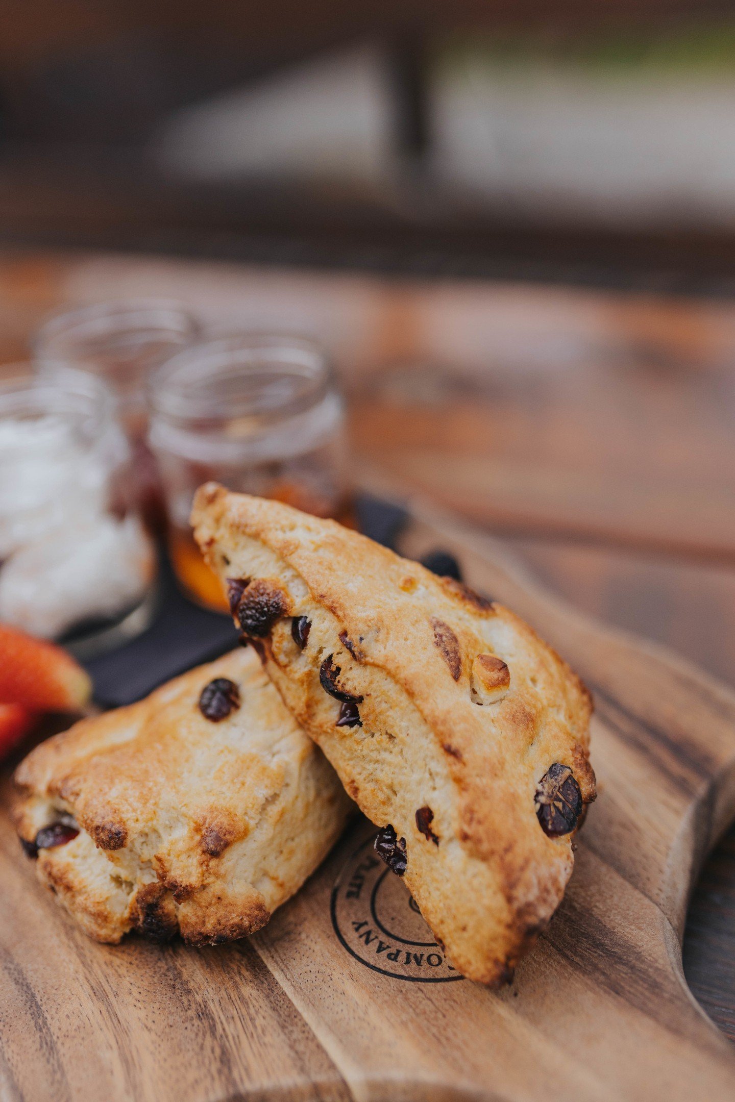 Happy Mother’s Day!๐ท๐
We’re serving up the cutest little treat board from 12 to 5 p.m. this Sunday:
-Cranberry white chocolate scone
-House-made strawberry rhubarb jam, ice wine jelly, and Devonshire cream
-And a fruity mimosa in a t