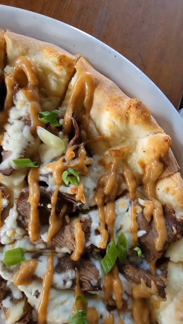 Roast beef dinner meets pizza.π€€
This week's featured slice from @marnospizza includes mashed potatoes, roast beef, gravy, and topped with green onions.
Need we say more? ππ
Available until it’s gone, so don’t sleep on it.
Come gra