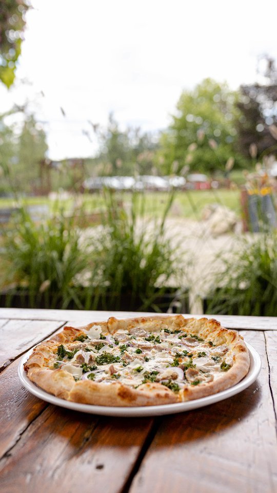 Can I get a KALE-YEAHHH!?
If you haven’t tried this creamy, savory, leafy masterpiece yet… now’s the time.
Bechamel base + kale + red onion + bratwurst + mozza + topped with parm = ๐ฏ
Only a few left and when they're gone, they'