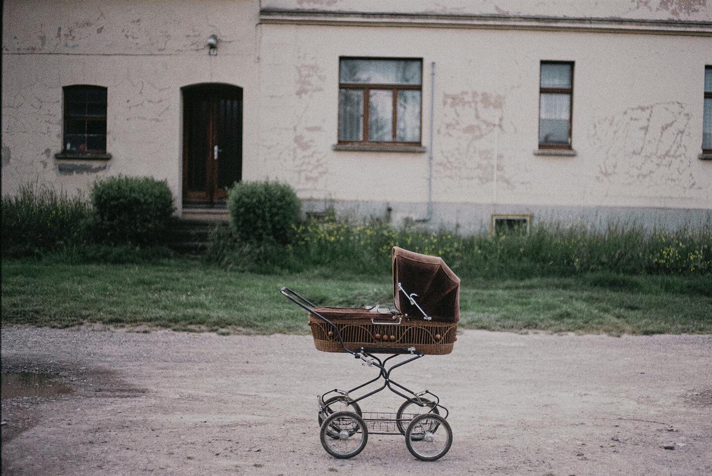 The first weeks with you. The days are blurred. Proudly walked trough our village and passed neighbours that told us how cute you are. 🥰 My first slow steps after birth, your first walk in the stroller sleeping under a cozy blanket. 
#analog #ishoot