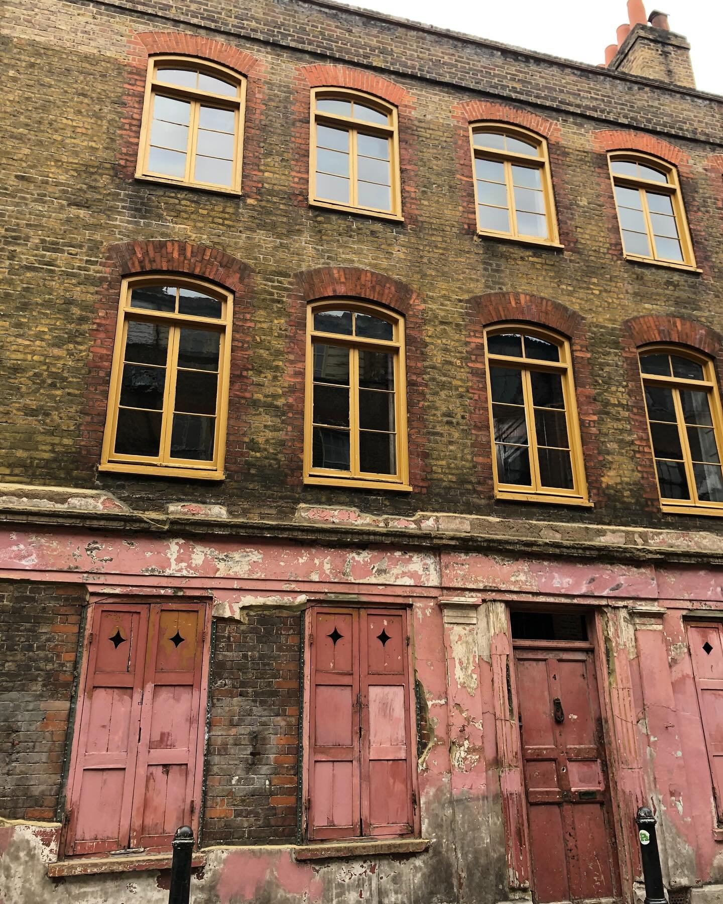 ✍🏻 Paint peeling, wood warped, brickwork stained by years of life. Hanna felt exactly like the building she was staring up at. Battered but still standing. Tomorrow she might wake up feeling like a gorgeous, terracotta sun-kissed Côte d’