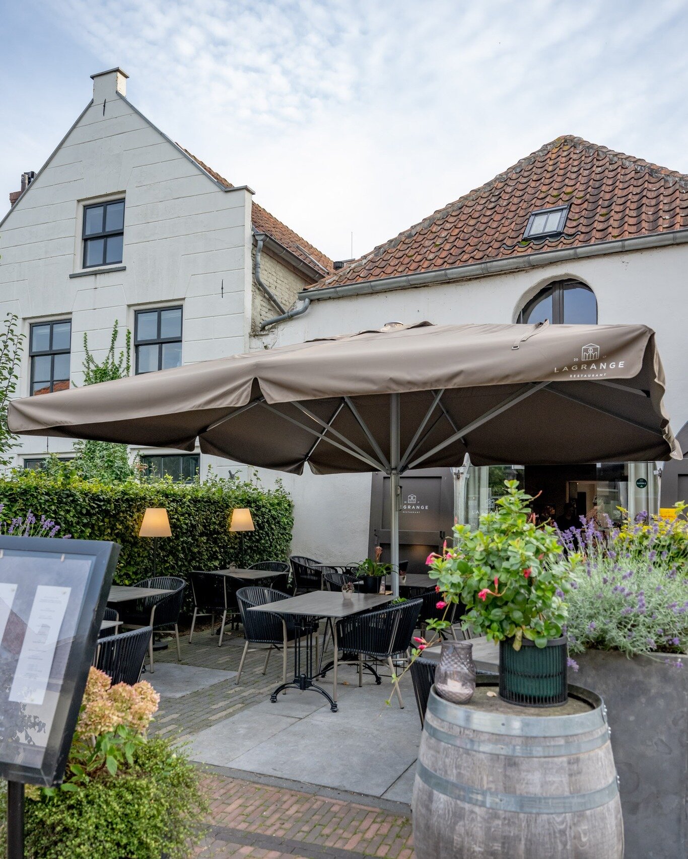 EERSTE PAASDAG

We zijn Eerste Paasdag geopend voor zowel lunch (nog enkele tafels beschikbaar) als diner (laatste tafel beschikbaar). We serveren een mooi 5-gangen verrassingsmenu incl. amuses. Bekijk het menu op onze website (link in bio) of maak m