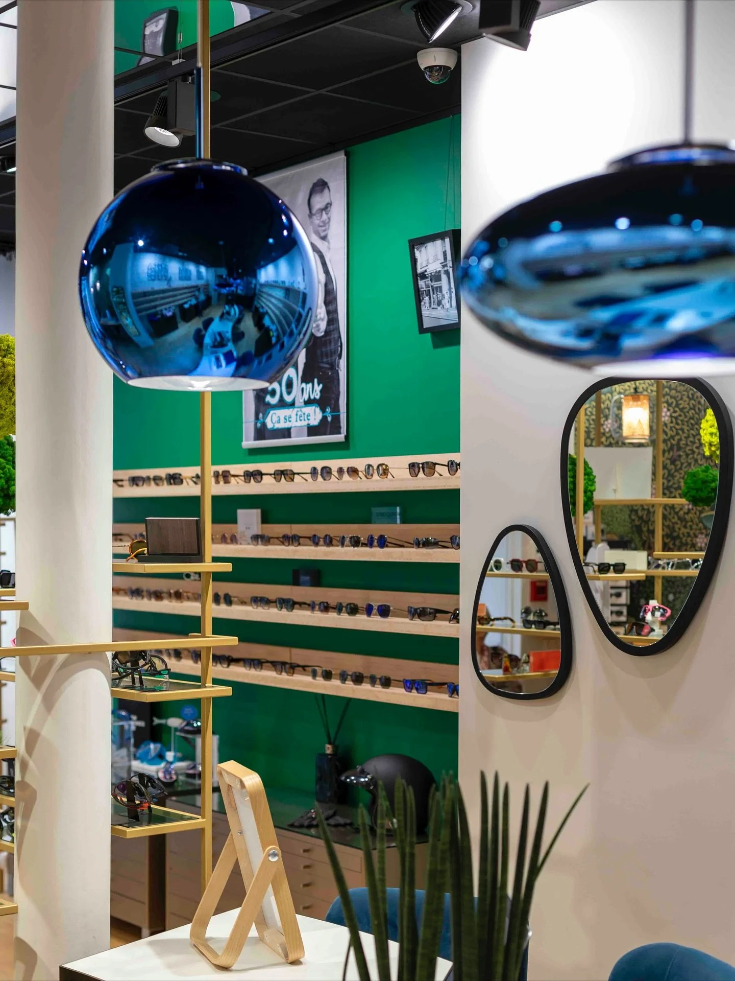 👓 Une histoire de regard… et de passion depuis 50 ans
Cette semaine, on a eu le plaisir de photographier l’intérieur de @blanvillain.opticiens, une boutique emblématique du centre-ville d’Angers 🖤
C’est plus