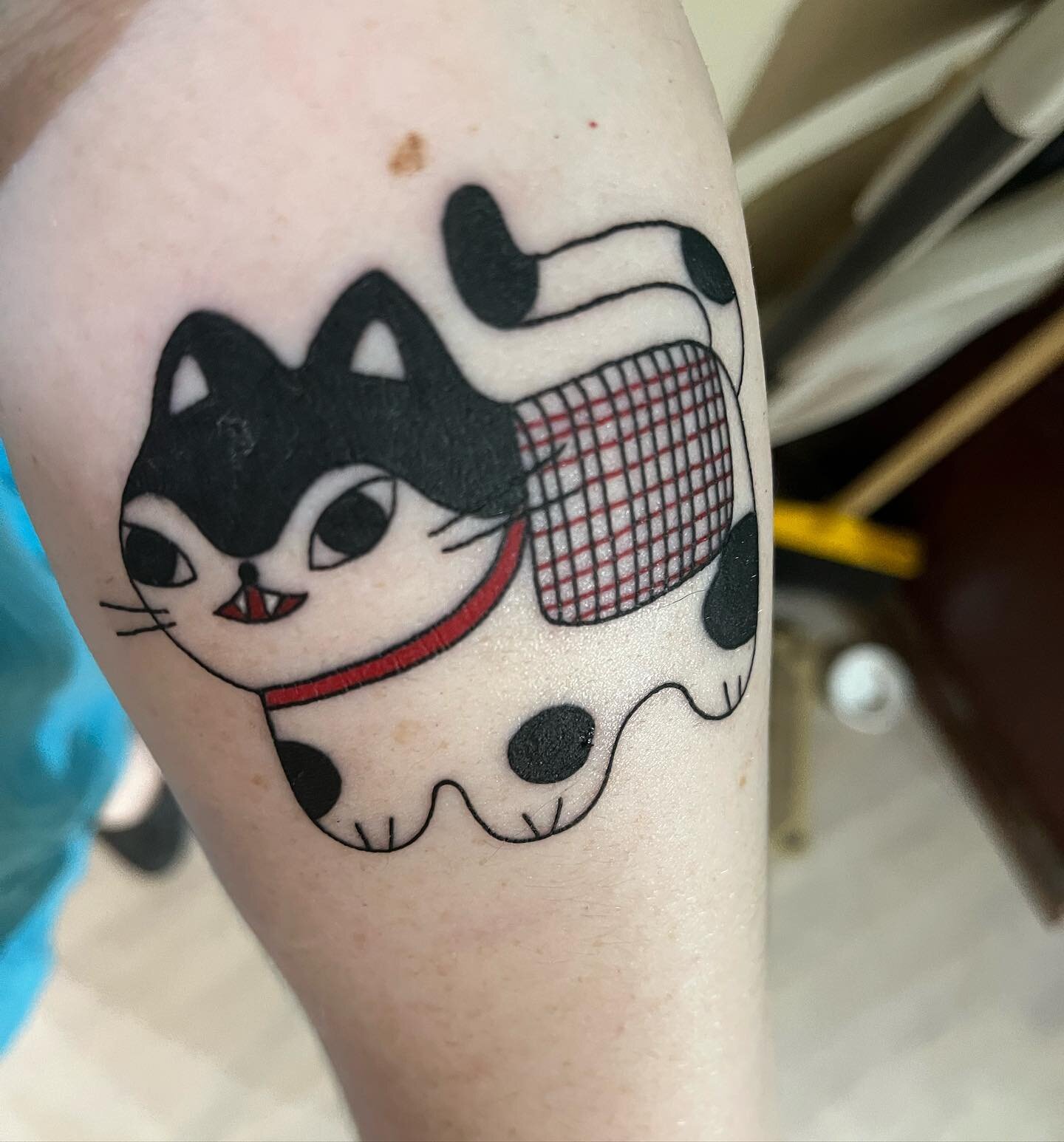 Fresh feisty neko tat! Thank you to the always kind and compassionate @danadriggs and the gorgeous art of @heidiroo_art purchased via tattoo ticket. #kittytattoo #kittytattoos