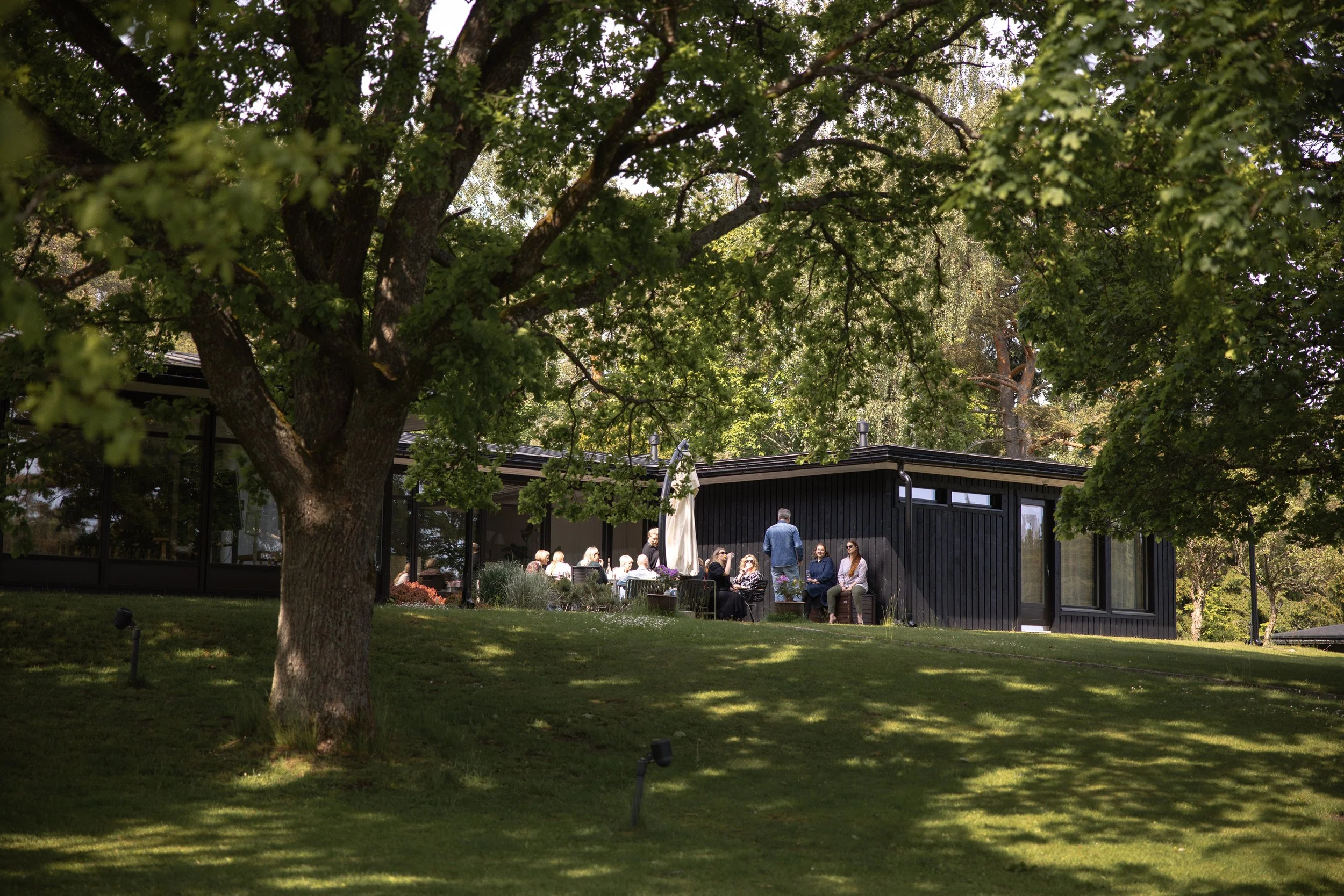 Kokoukset meren äärellä