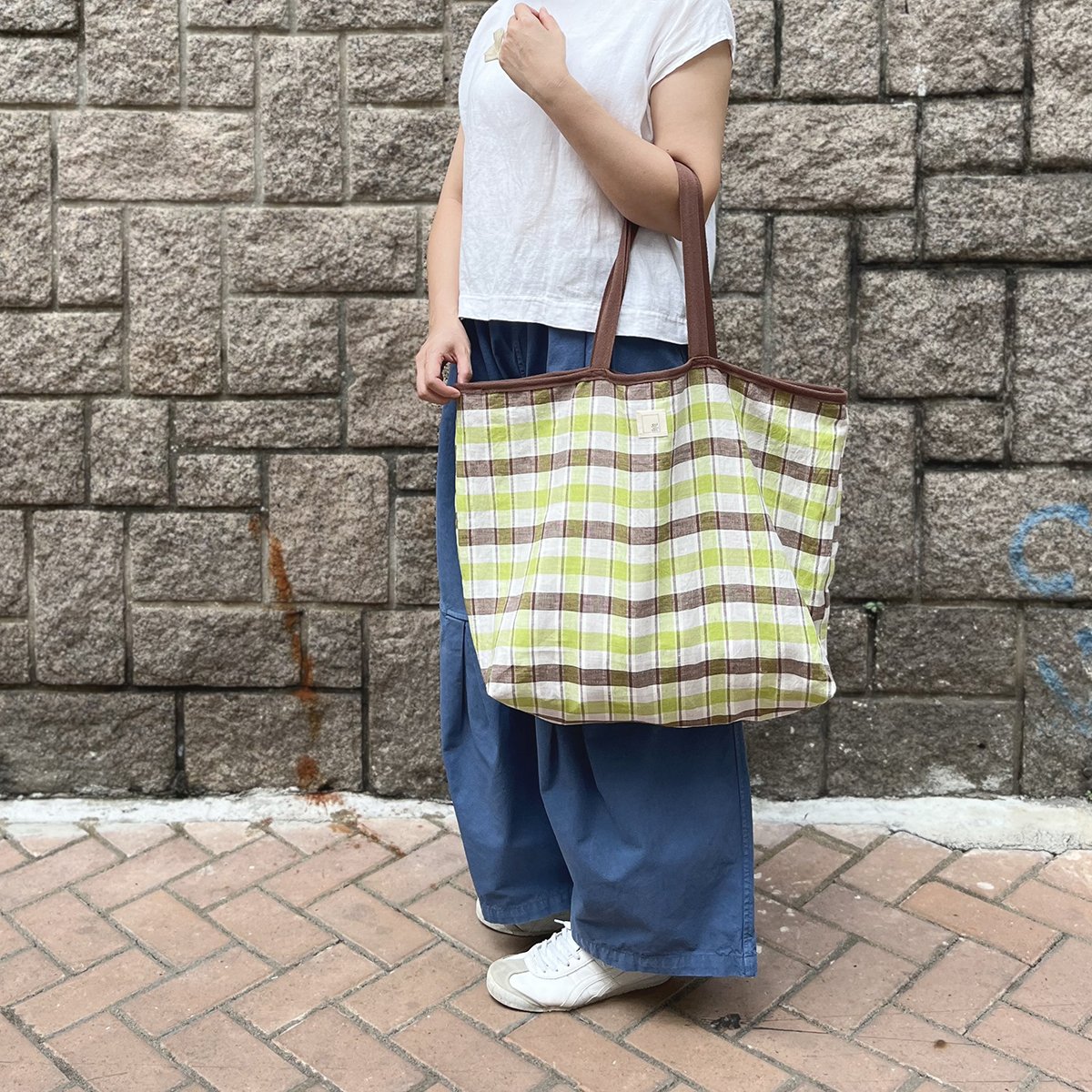 basic_tote_XL_grn-chk_model2_1200.jpg