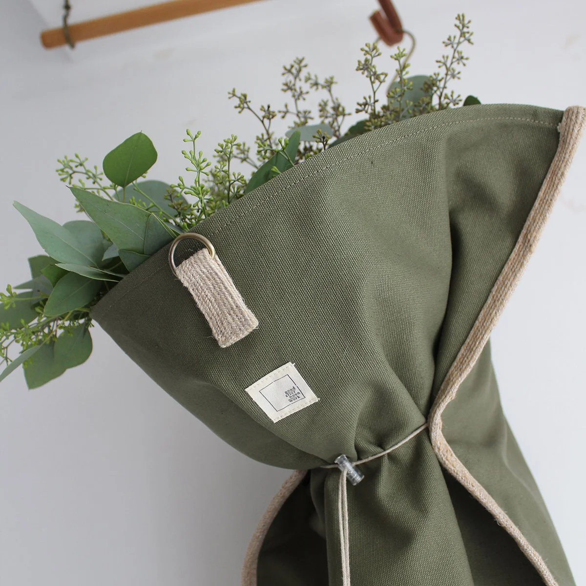 Flower_CARRIER_army-green_02sq_1200.jpg