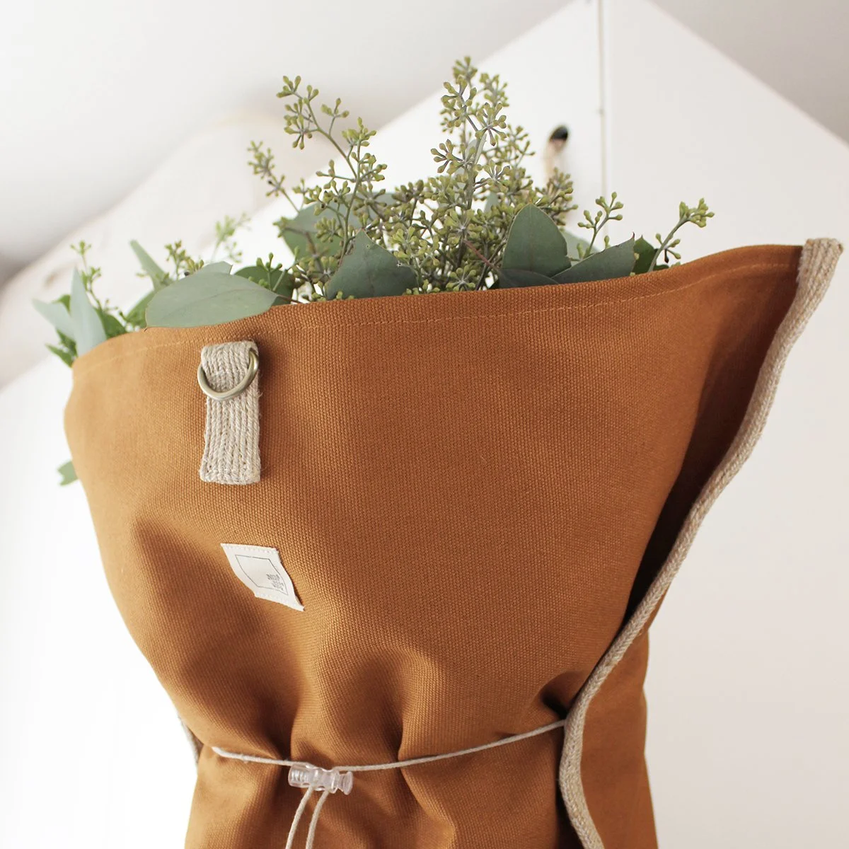 Flower_CARRIER_caramel-brown_02sq_1200.jpg