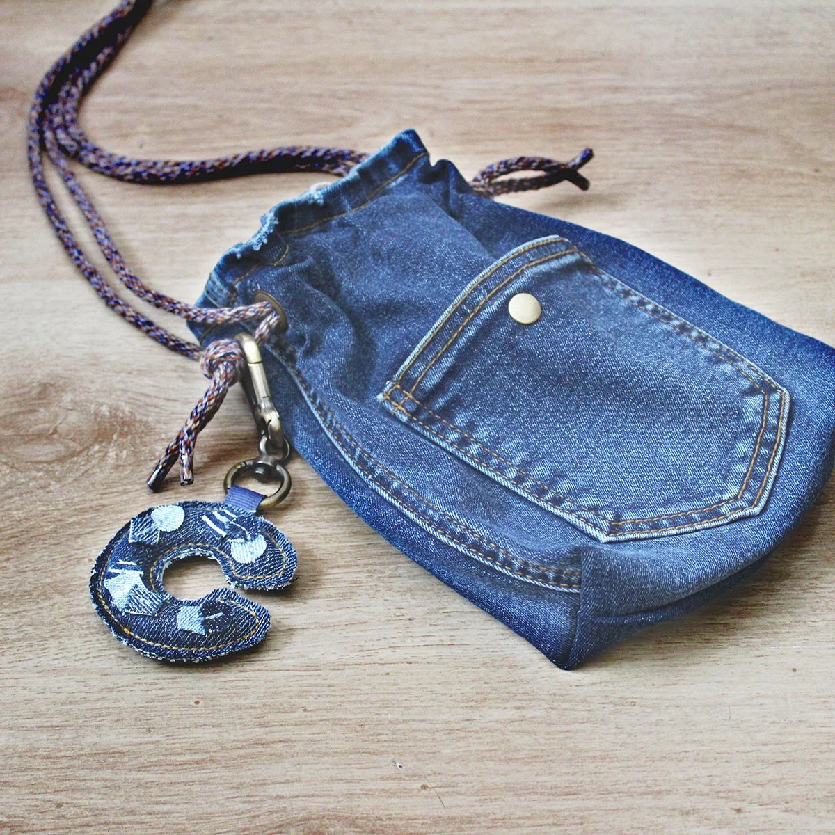 pouch+charm_lighter_sq1200.jpg