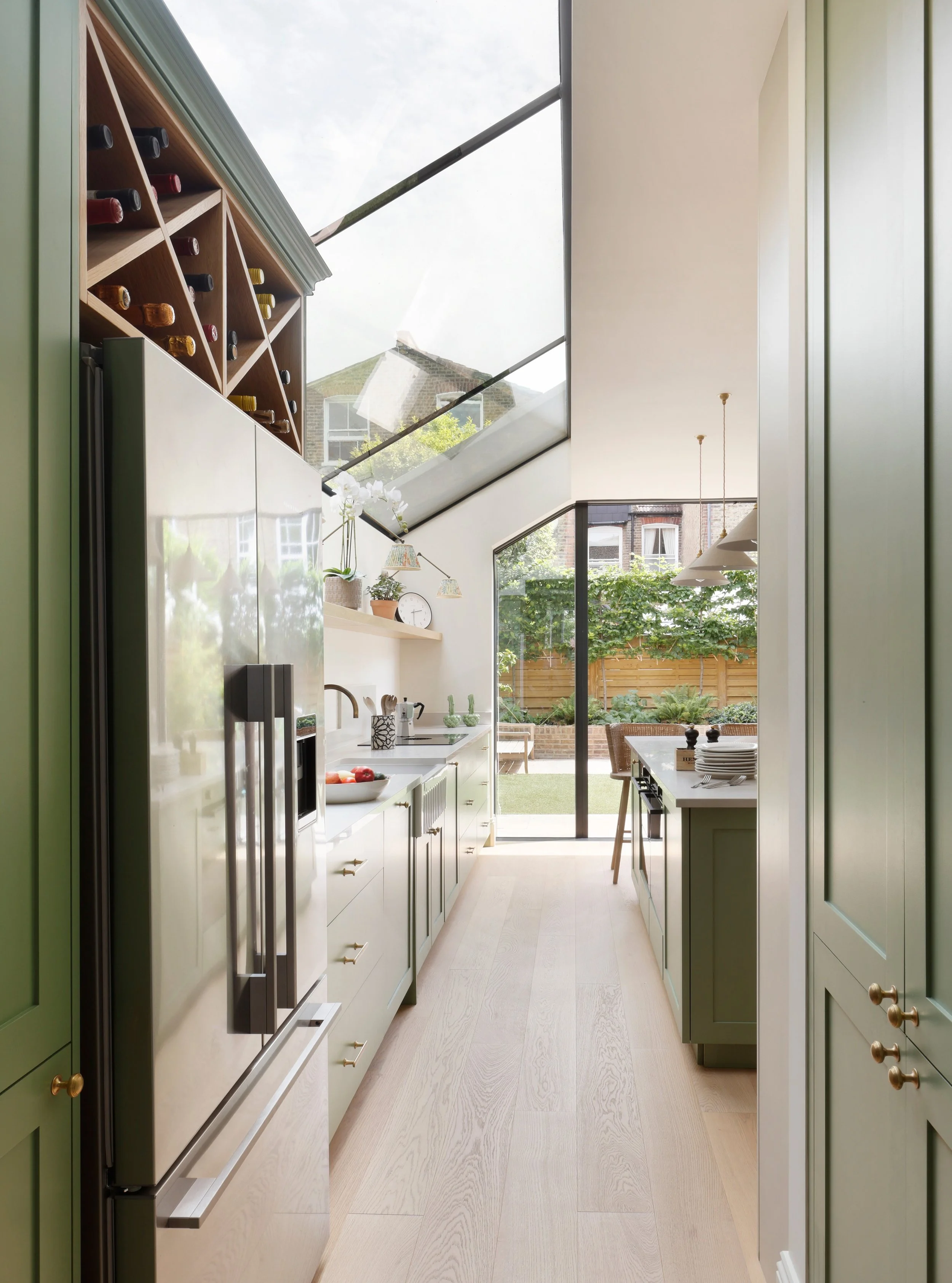 Sneak peek into one of our fave recently completed projects in Wandsworth. Making the most of the British summer with a frameless glazed roof and matching pitched sliding doors. Scroll for the before.

📸 @alexanderjamesphoto