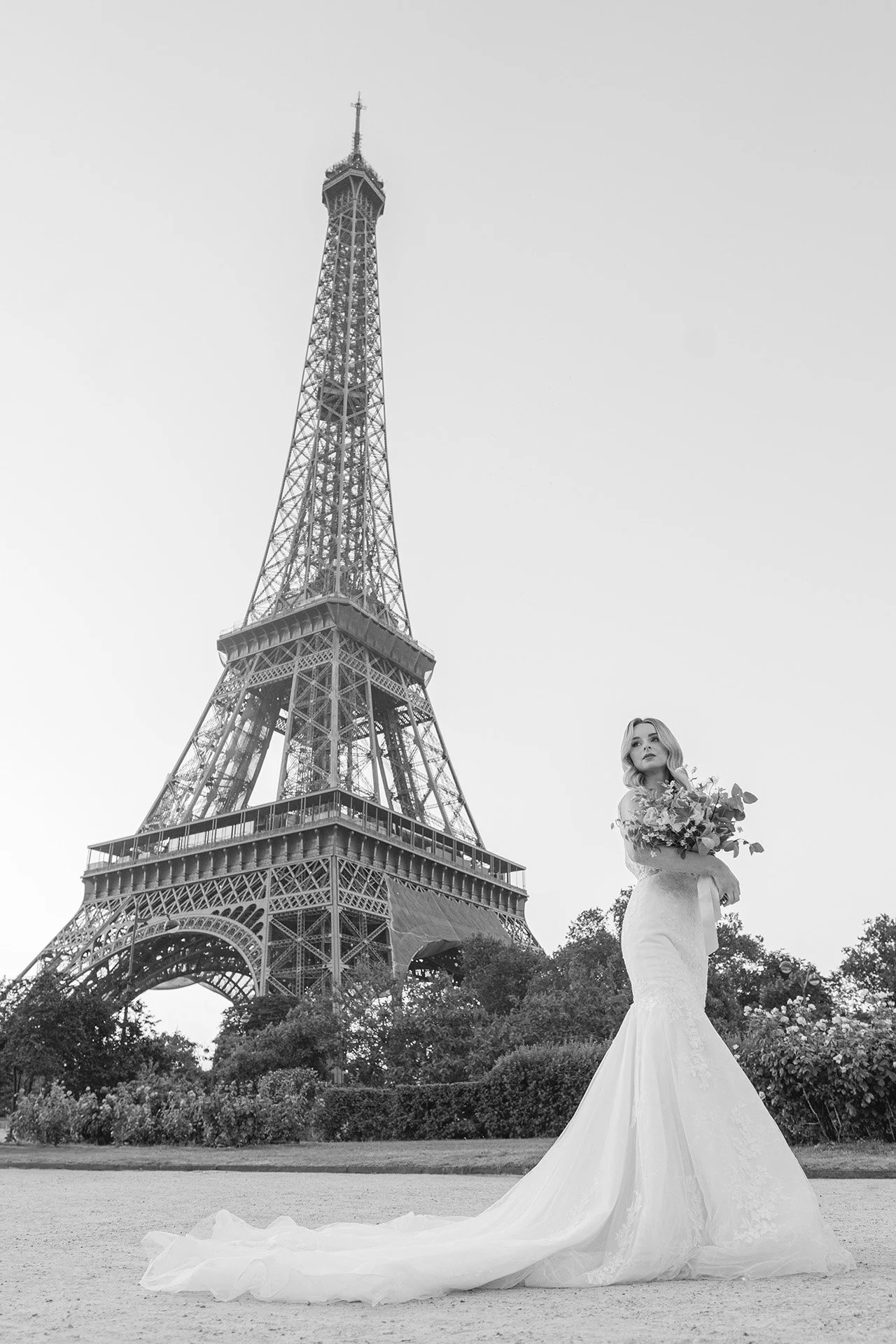 elopement-wedding-eiffel-paris-dawn-bride-france-2.jpg