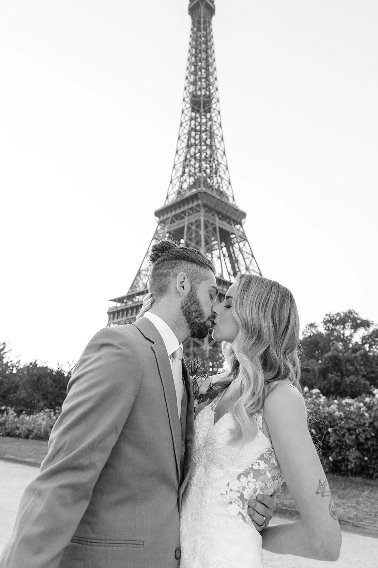 elopement-wedding-eiffel-paris-dawn-couple-france-21.jpg