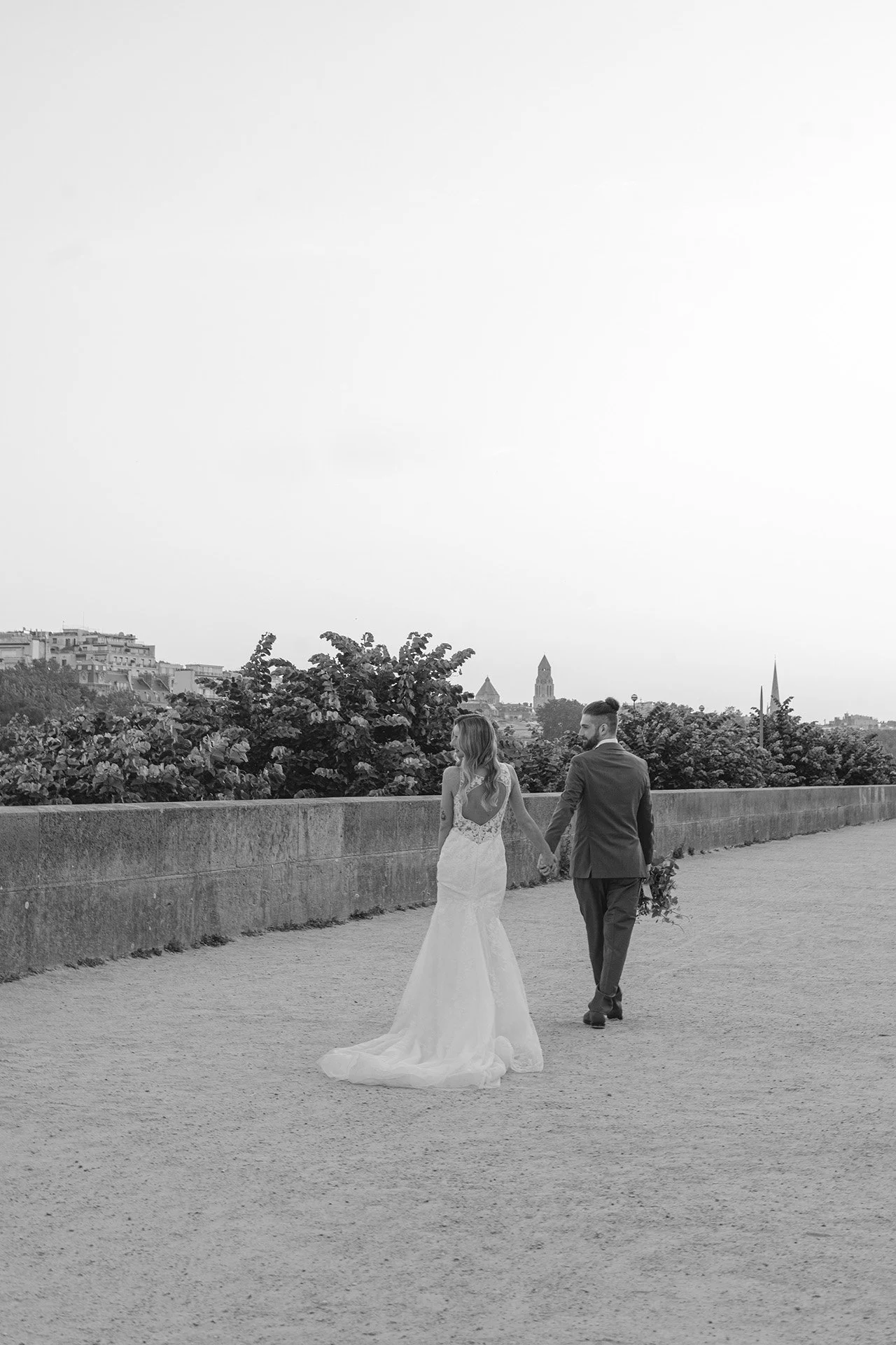 elopement-wedding-eiffel-paris-dawn-couple-france-29.jpg