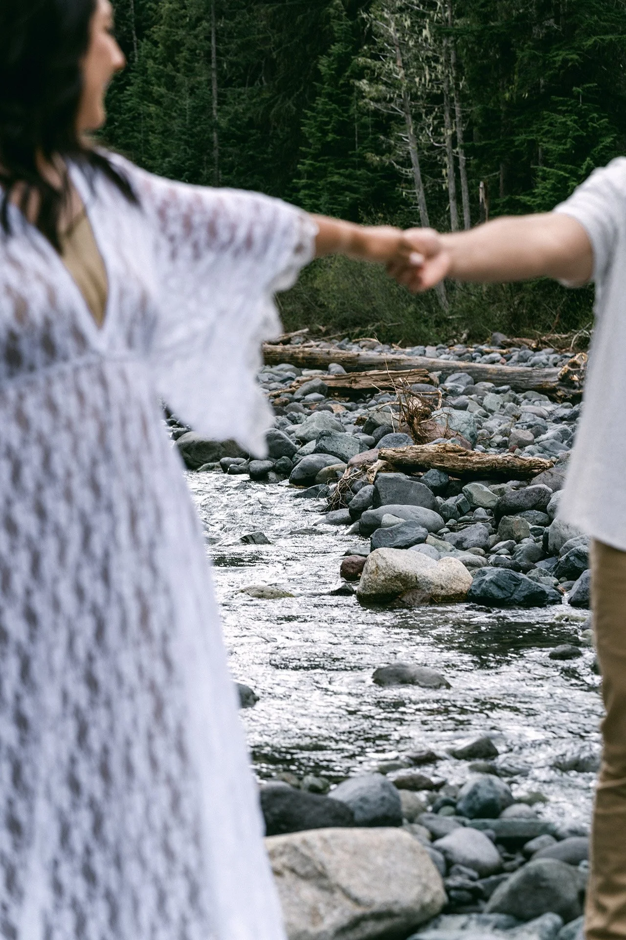 elopement-mount-raininer-couple-river-5.jpg