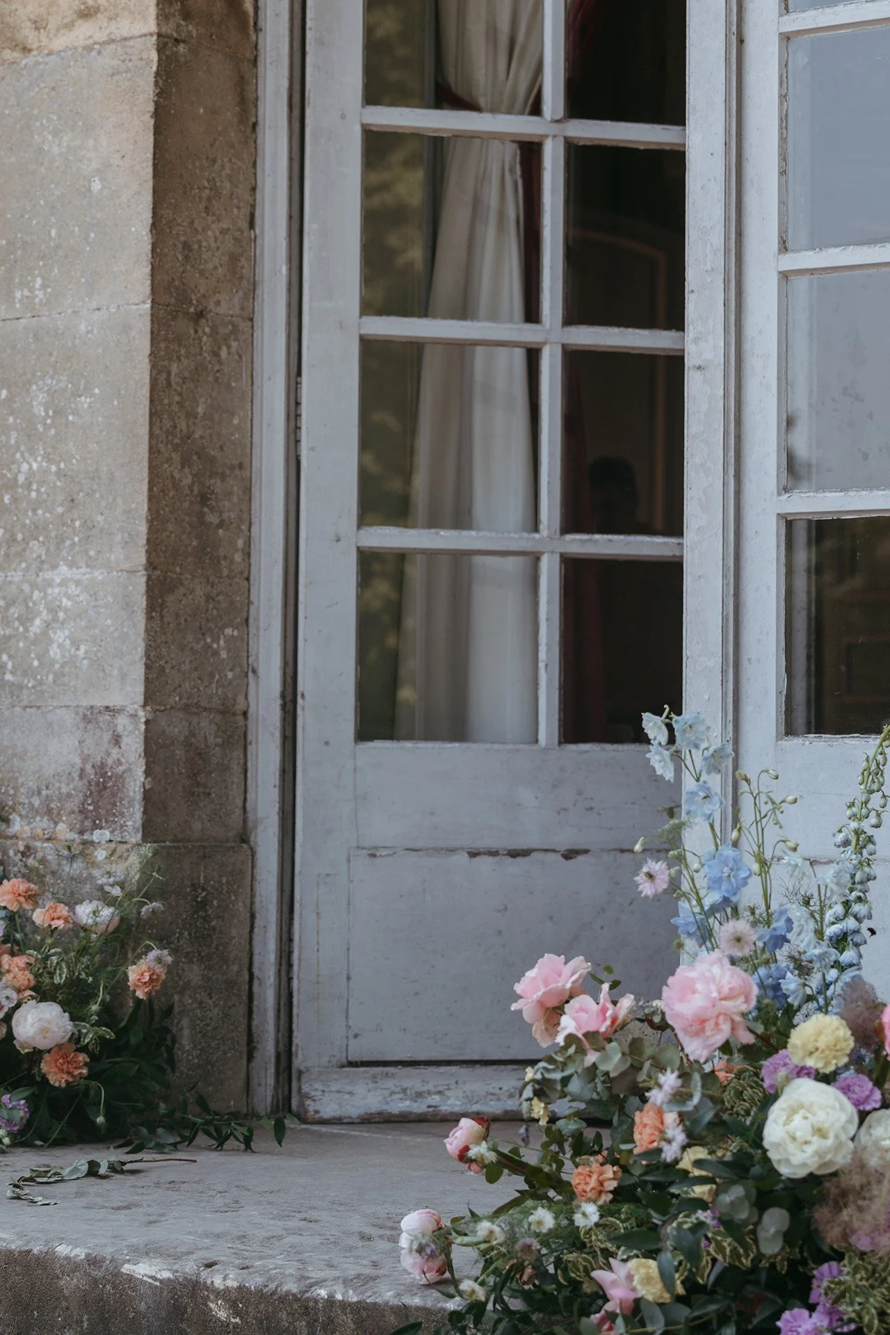 details-paris-chateau-floral-steps-2.jpg
