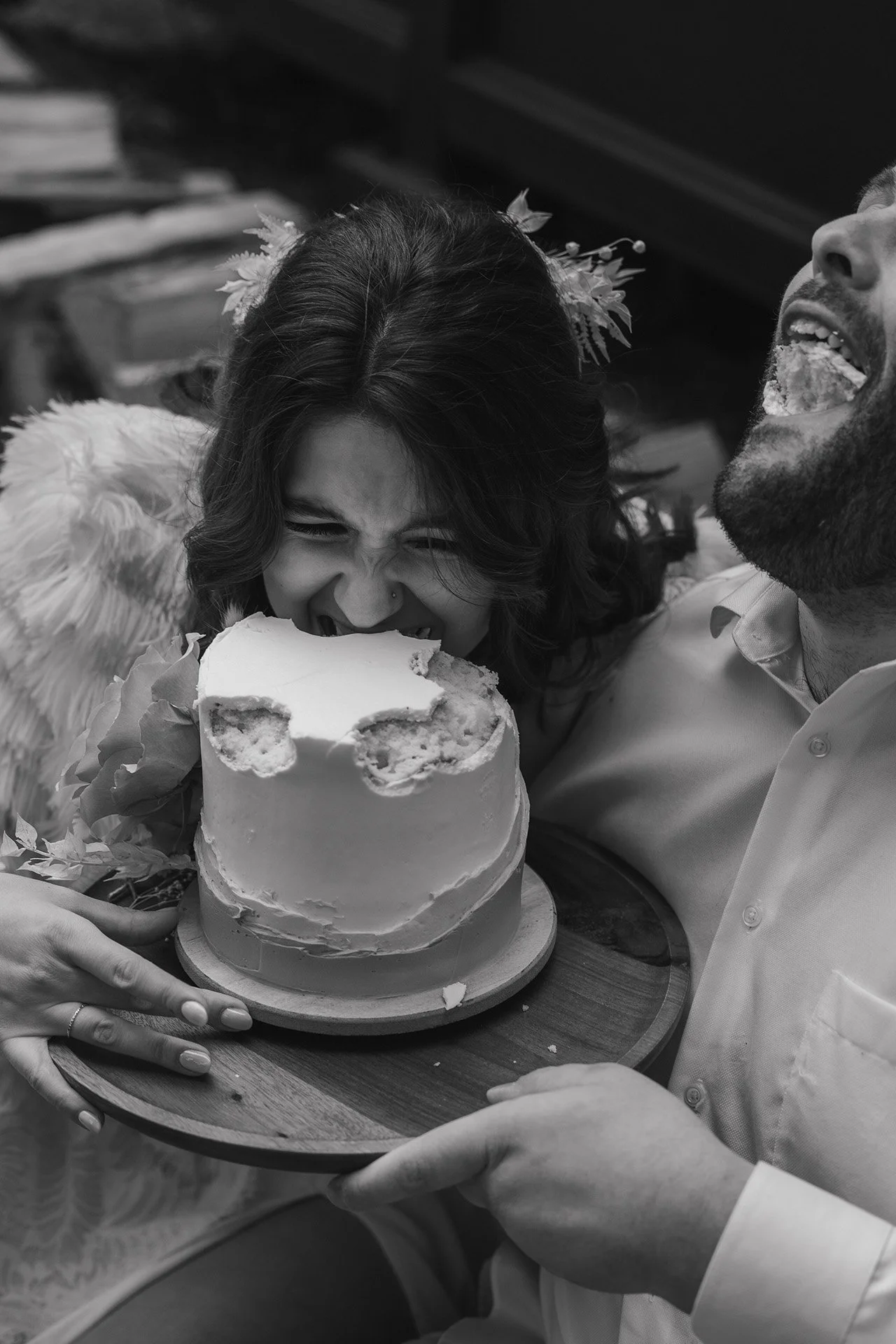elopement-northbend-aframe-reception-cake-eat-2.jpg