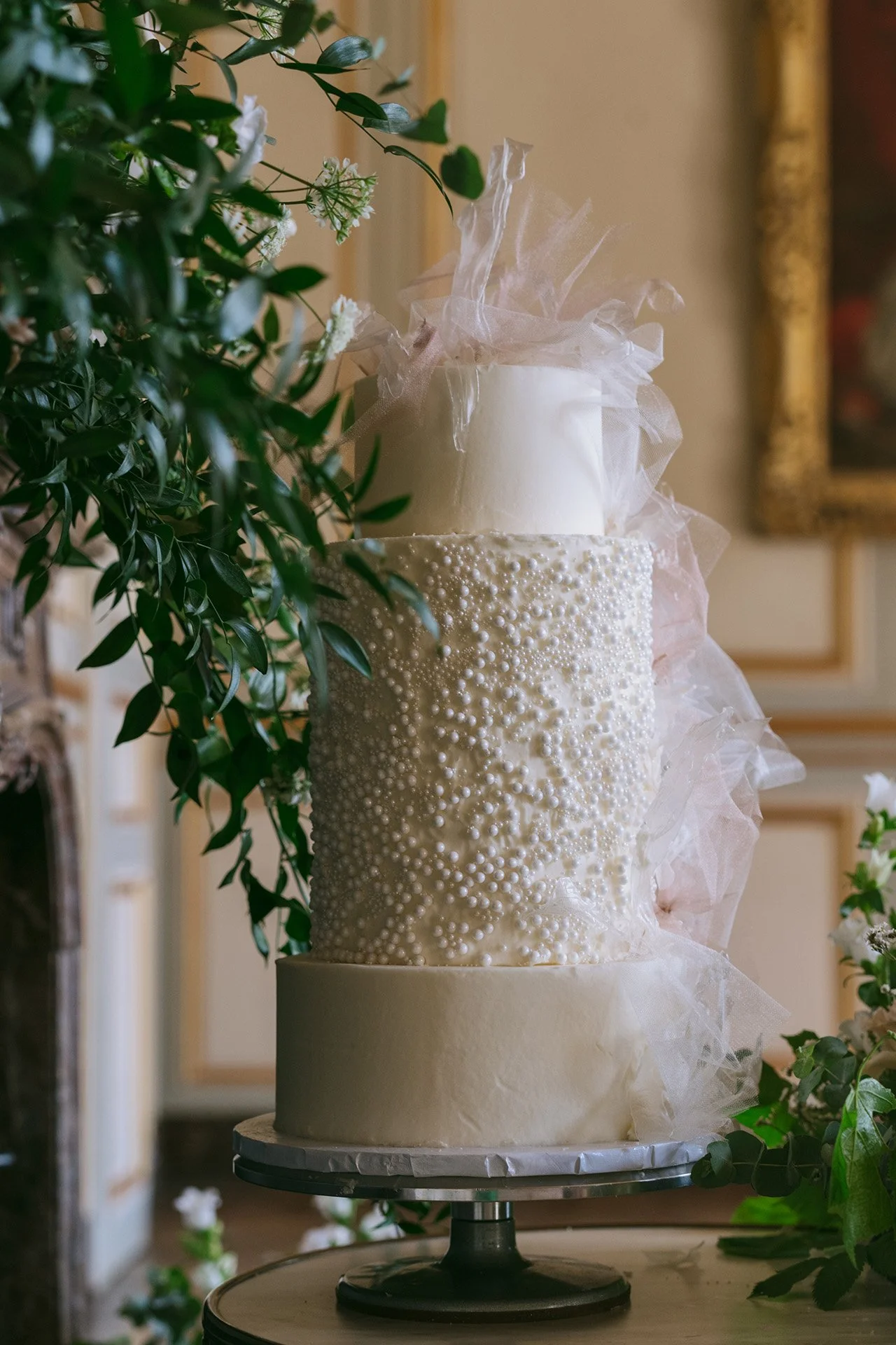 details-paris-chateau-pearl-cake-room-17.jpg