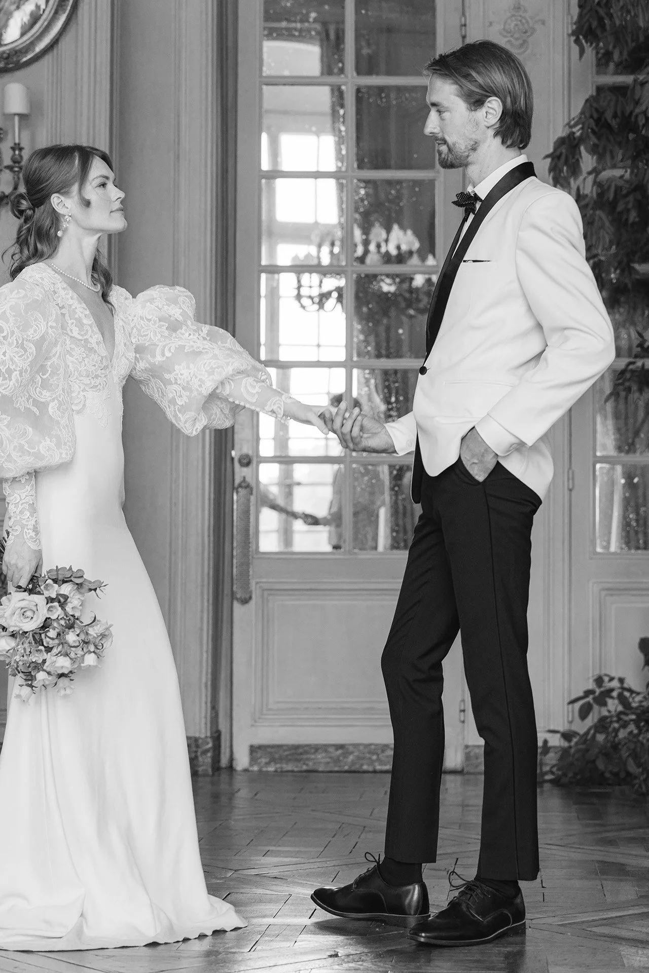 wedding-paris-chateau-mirror-room-elegant-black-tie-couple-36.jpg