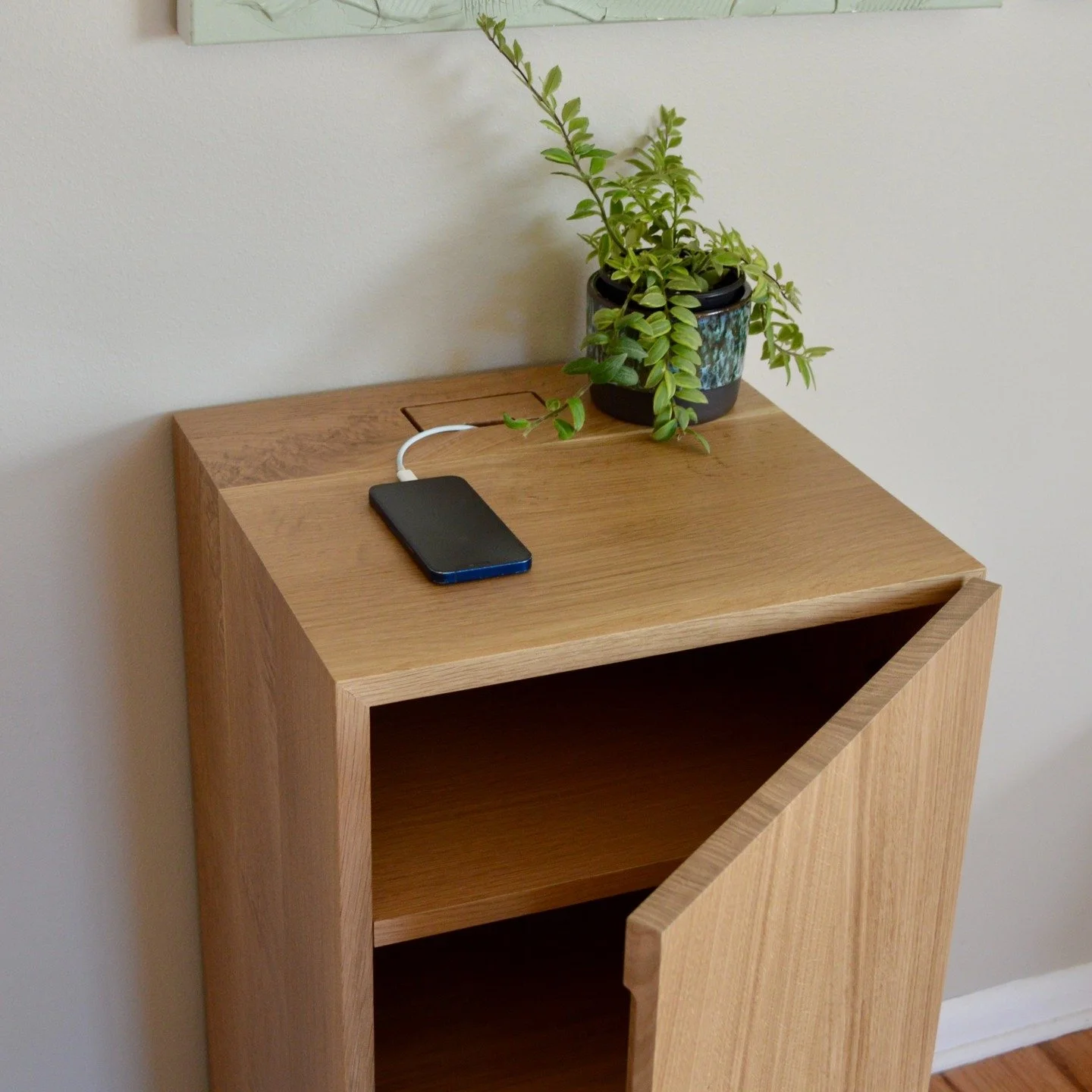 Hey, boxes can be pretty too! 

Especially when they're made of solid rift white oak, with wrapped grain, and a custom cable pass through 😏

#customfurniture #interiordesigns #furnituredesign #makinboxes #whiteoak #woodworking
