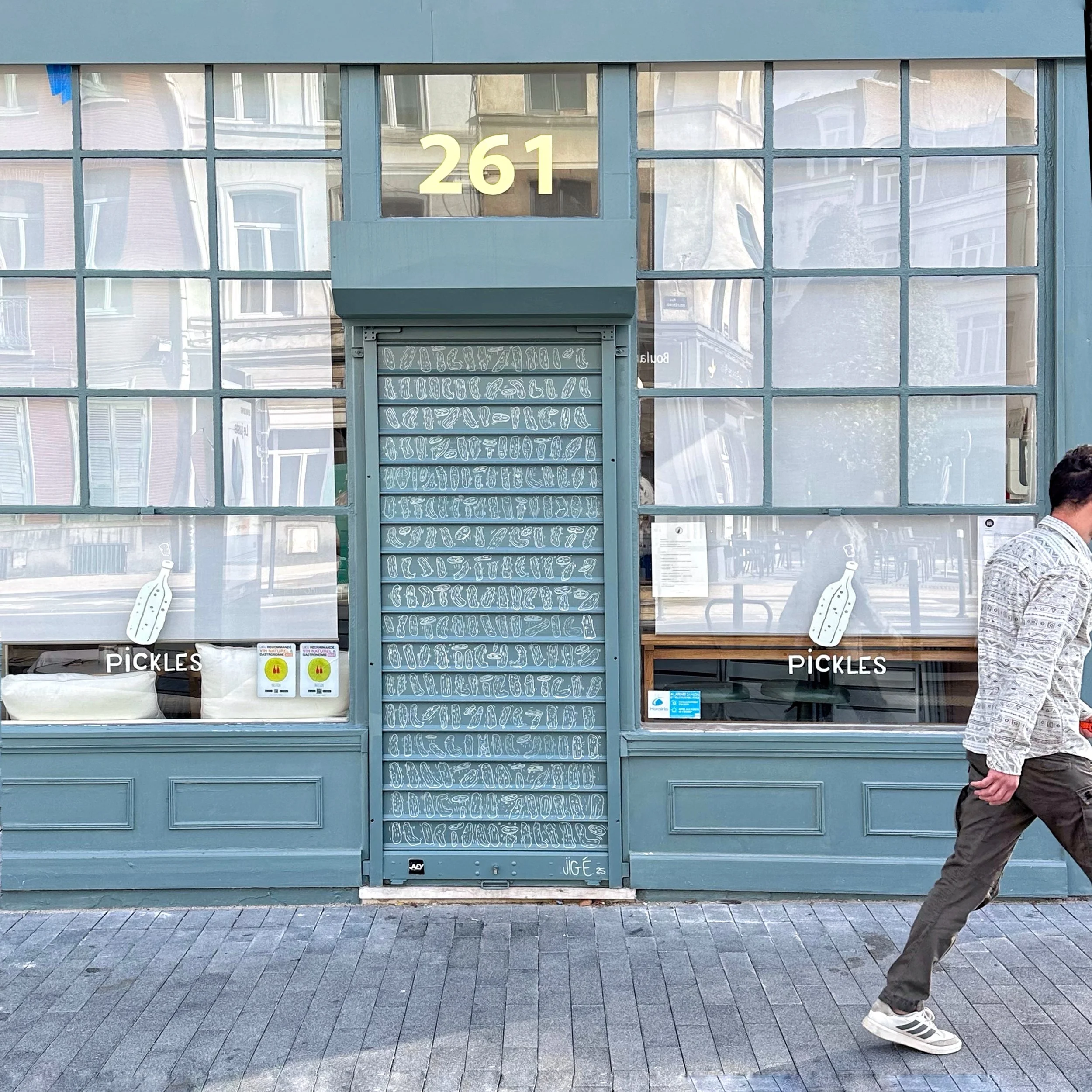 facade du restaurant Pickles à Lille design par l'artiste français Jigé