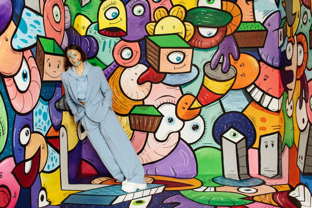 Modele mannequin qui pose avec le design de Jigé artiste pour un shooting