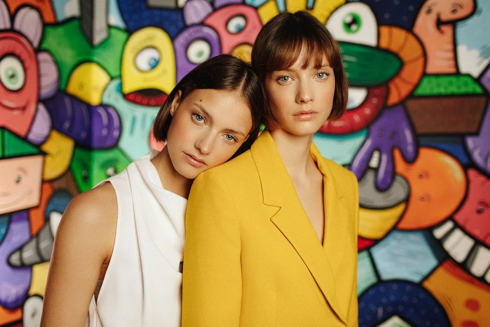 Mannequins devant l'oeuvre de jigé qui a design le shooting