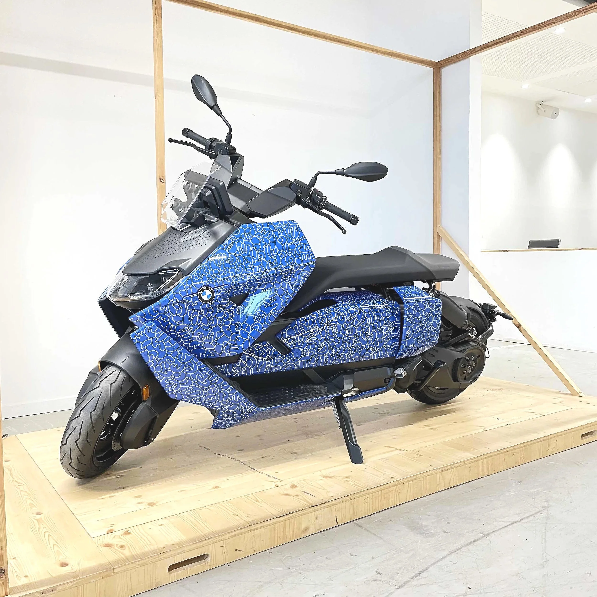Scooter BMW électrique design par l'artiste Jigé à Lille