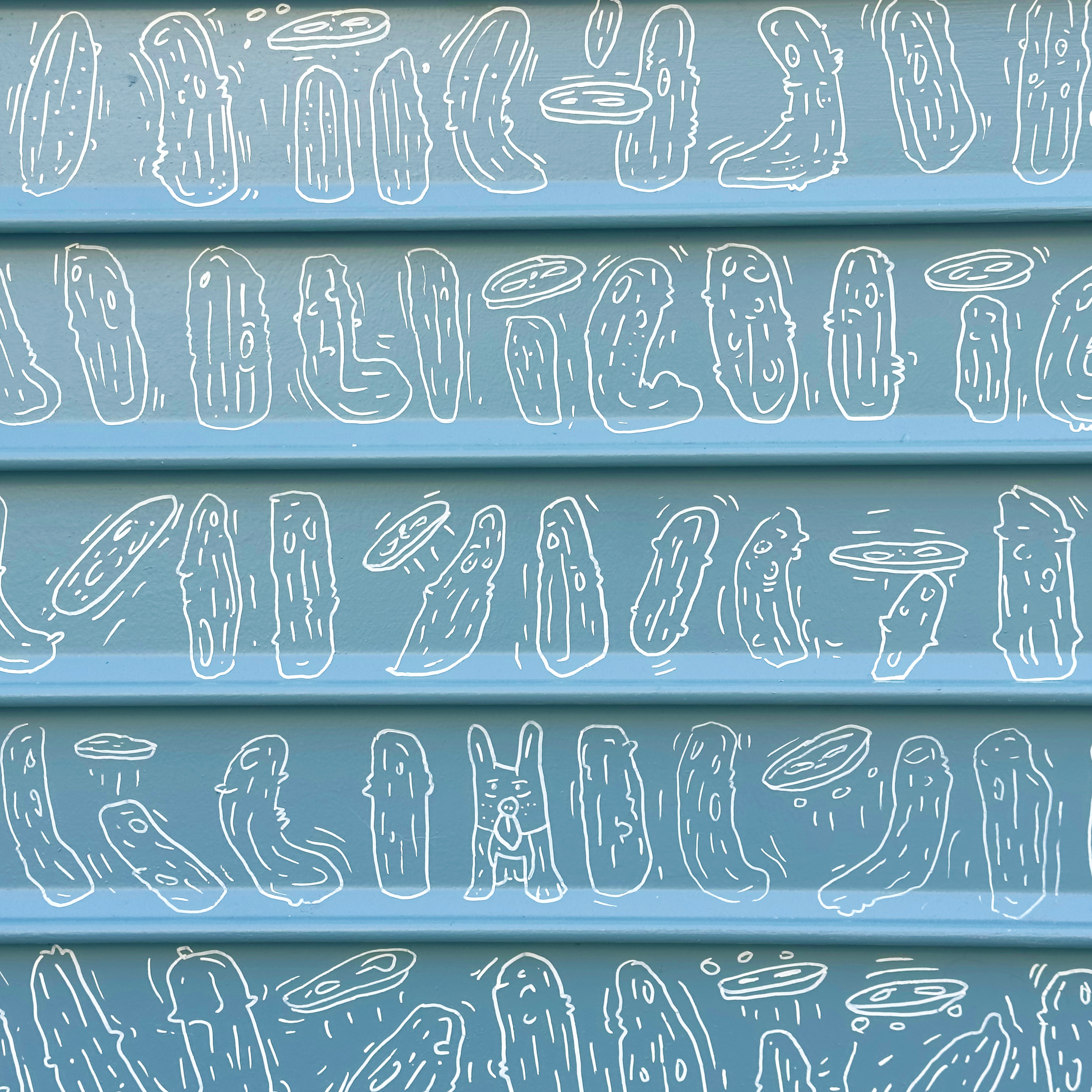 Cornichons sur la facade du restaurant pickles par l'artiste Jigé à Lille